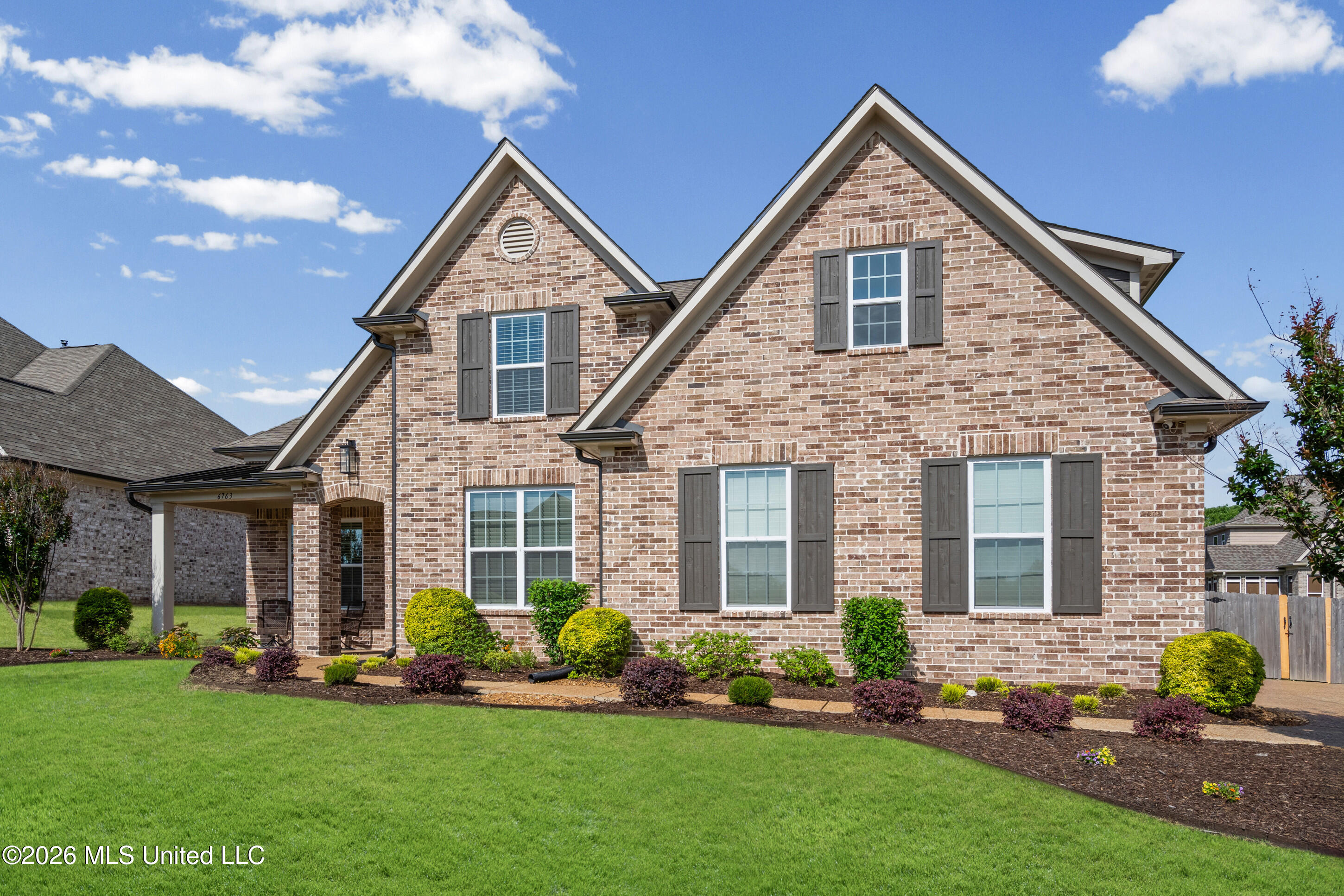 6763 W Sunrise Loop Property Photo 2