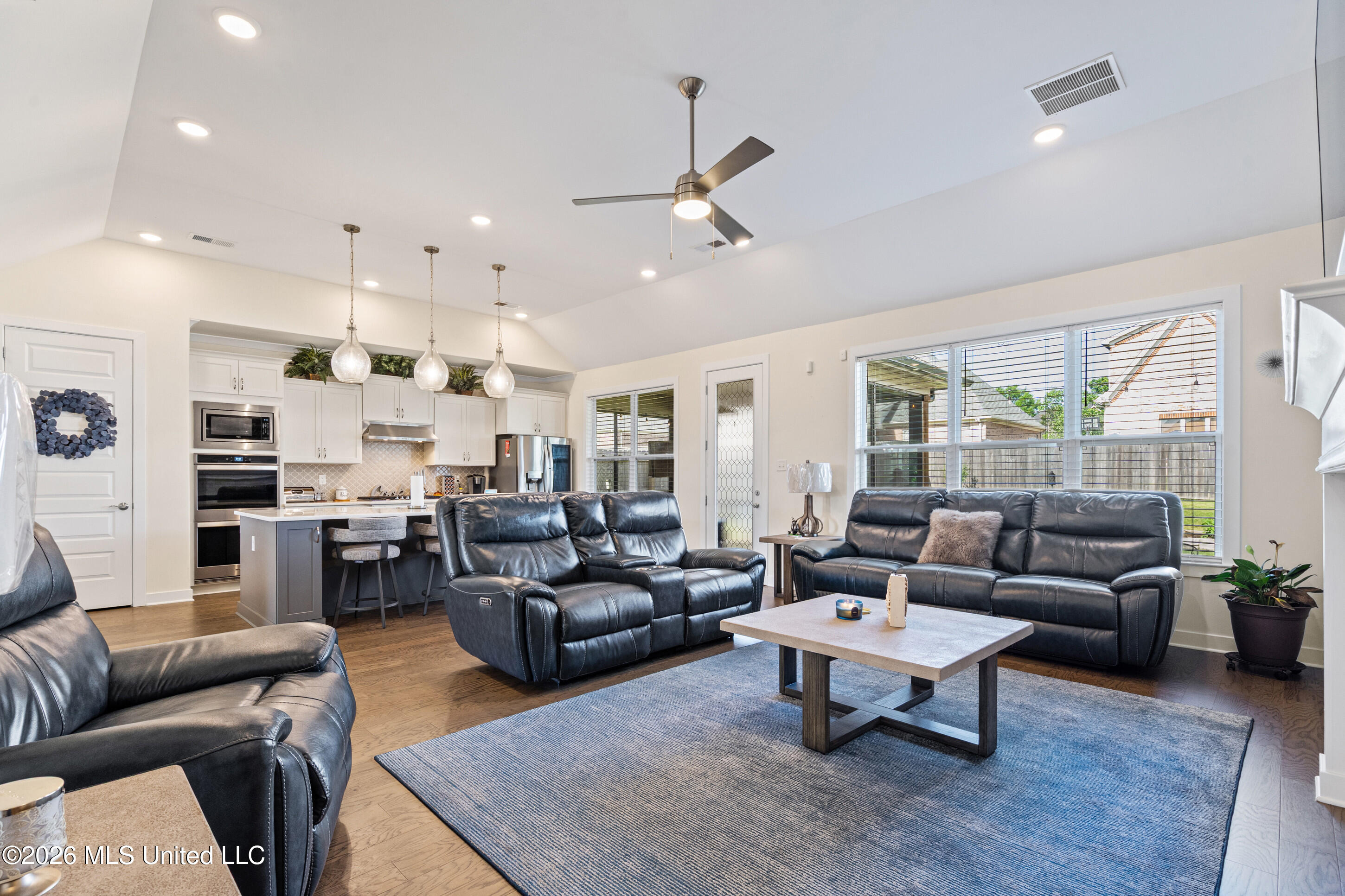 6763 W Sunrise Loop Property Photo 7