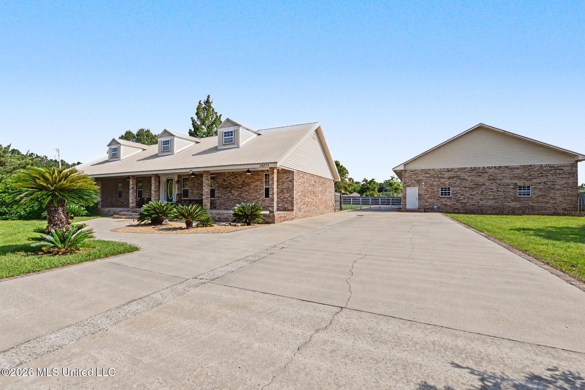 19273 Hunters Bend Drive Property Photo 3