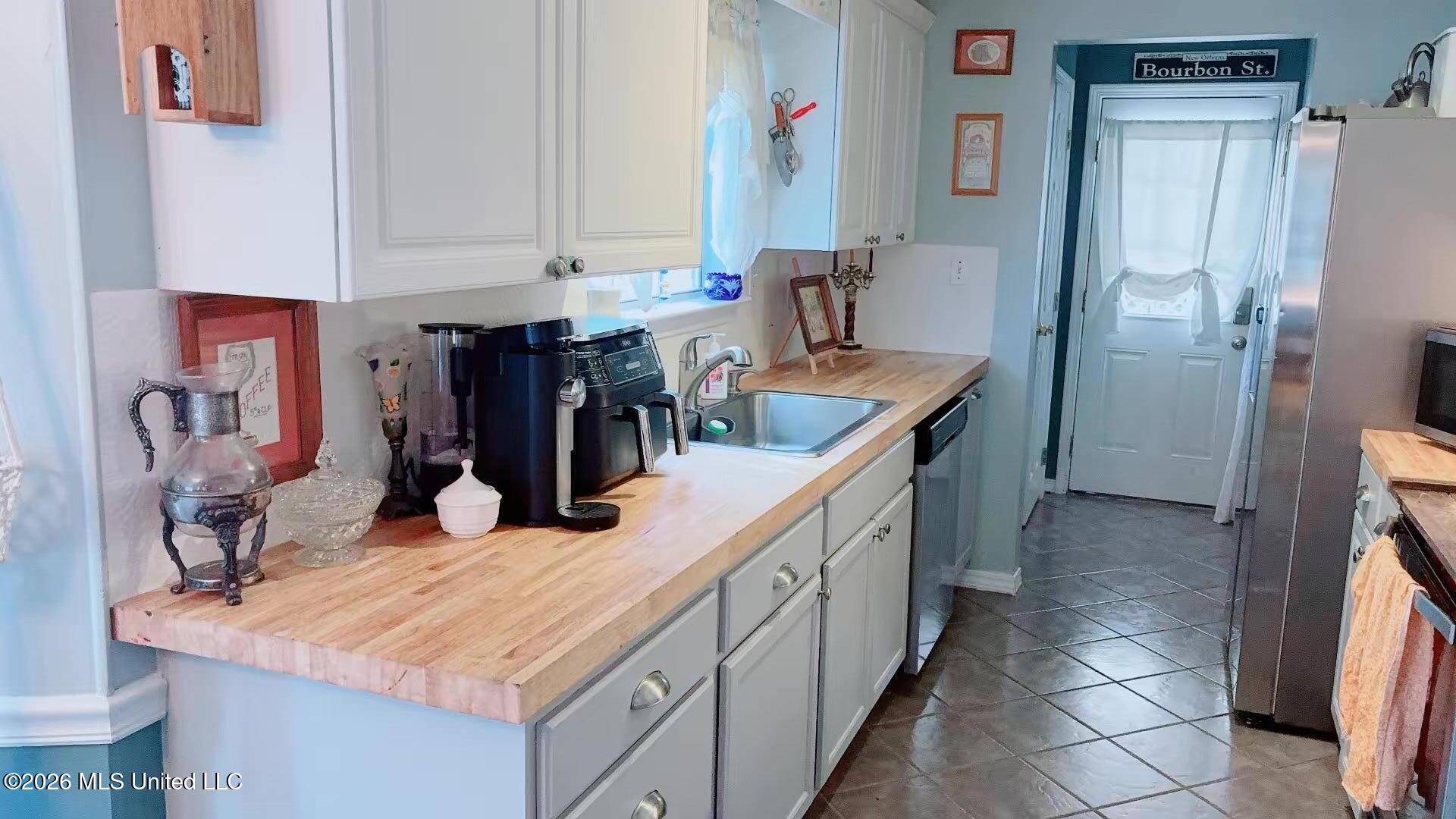 9534 Laa La Way Property Photo 13