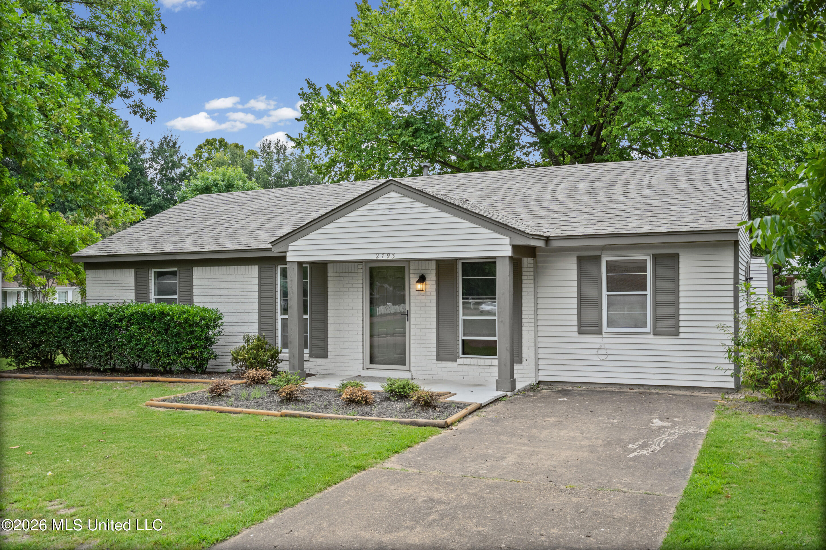 2793 Ashbriar Drive Property Photo 3