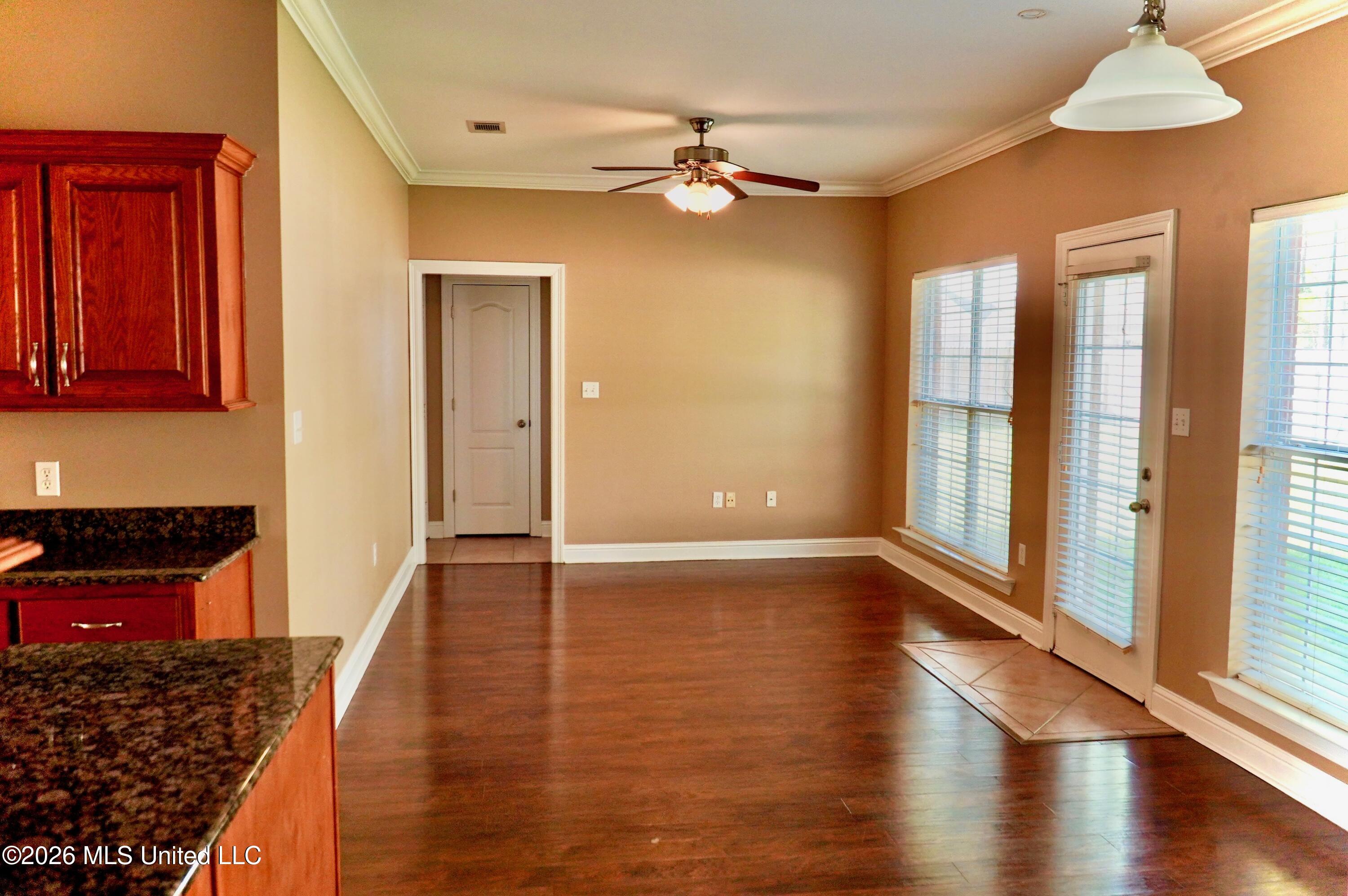 2933 Village Circle Property Photo 5