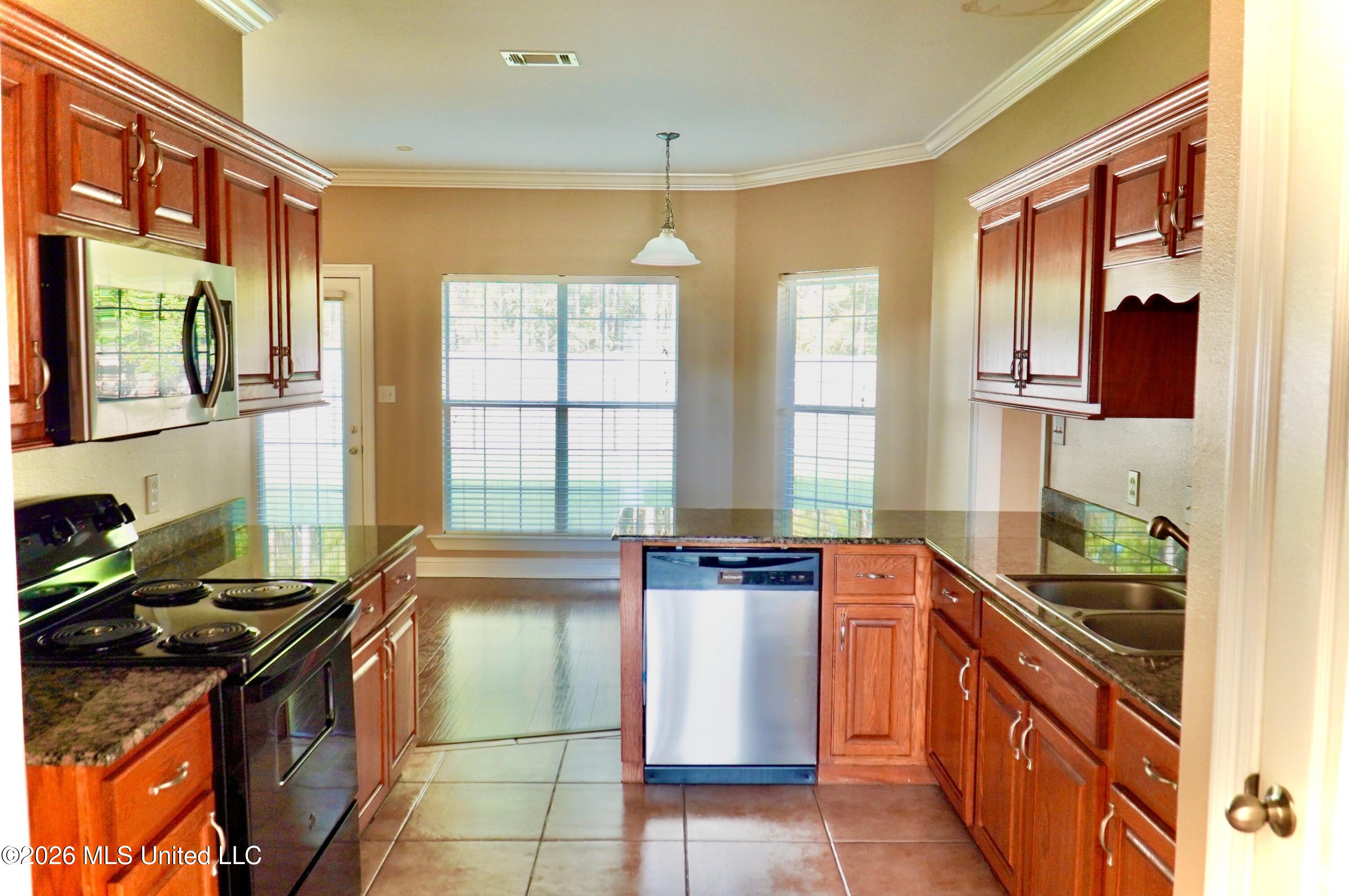 2933 Village Circle Property Photo 7