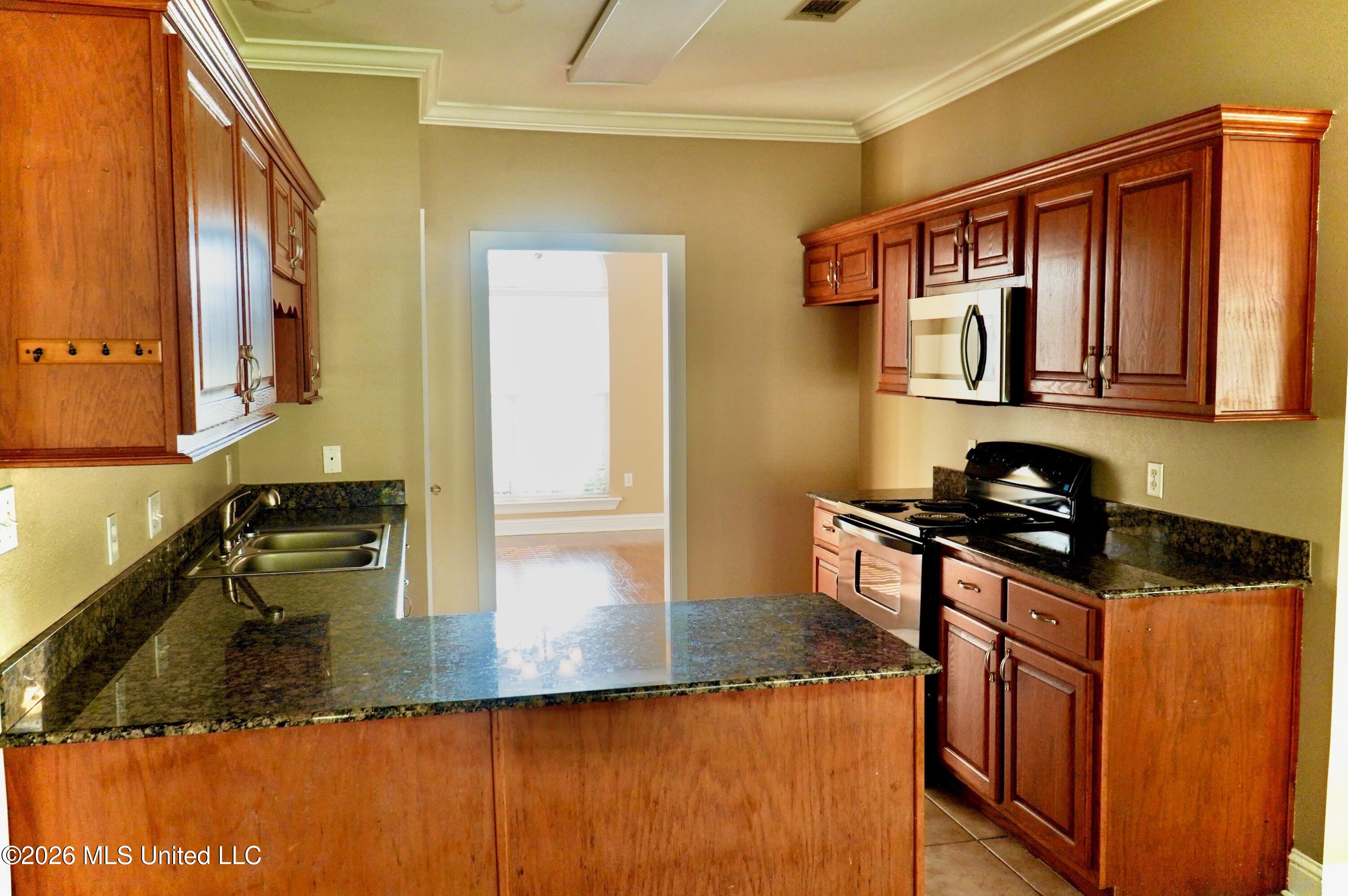 2933 Village Circle Property Photo 8