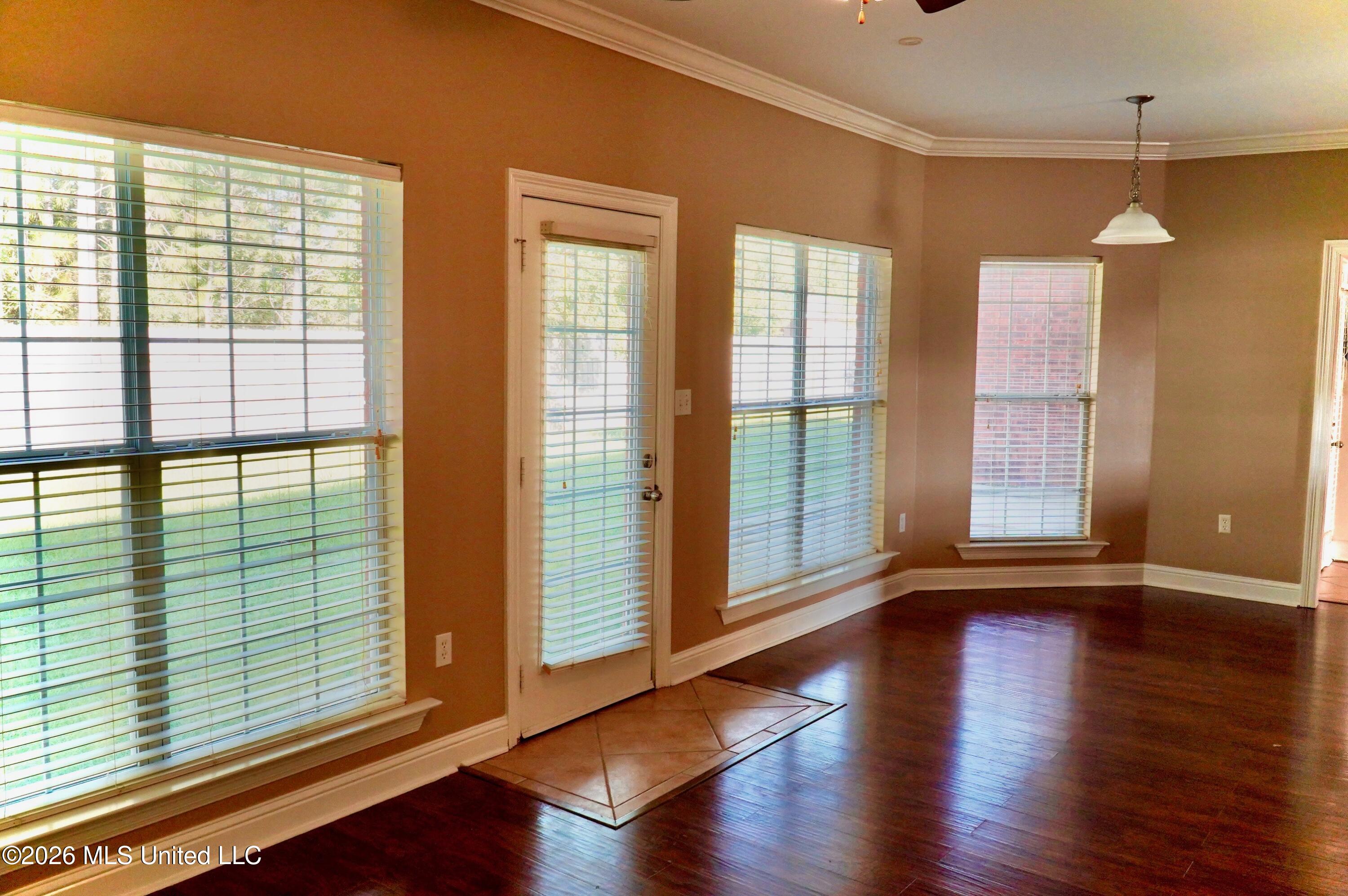 2933 Village Circle Property Photo 9
