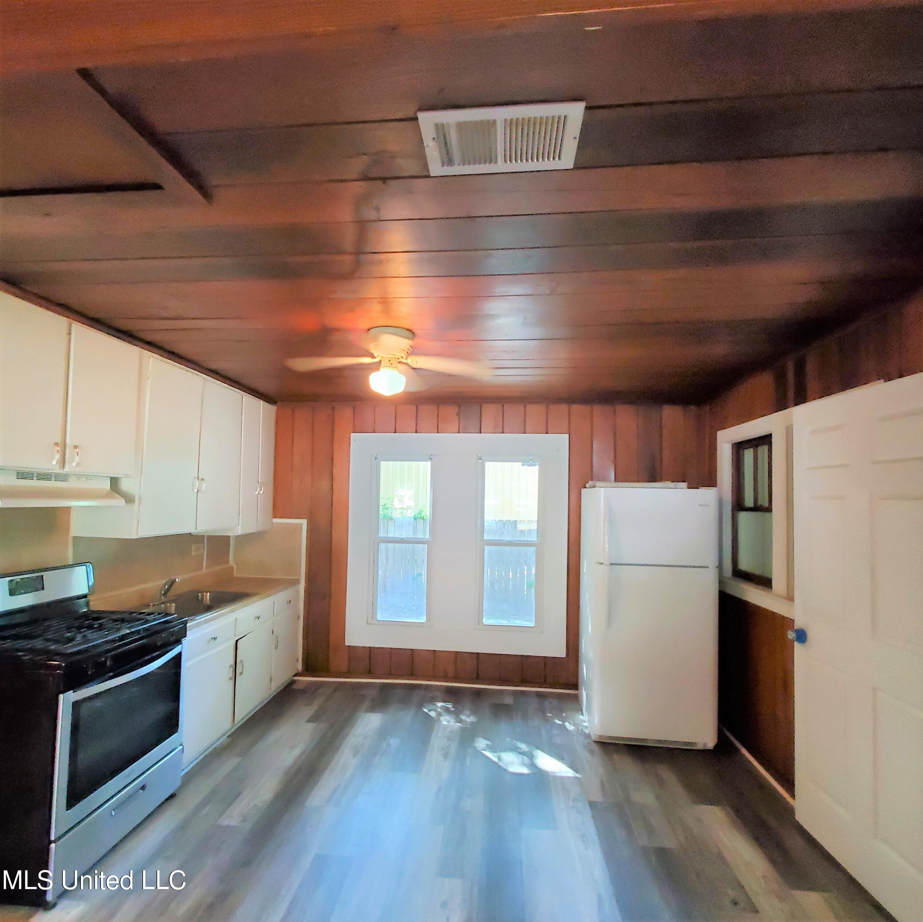 2217 32nd Street Property Photo 5