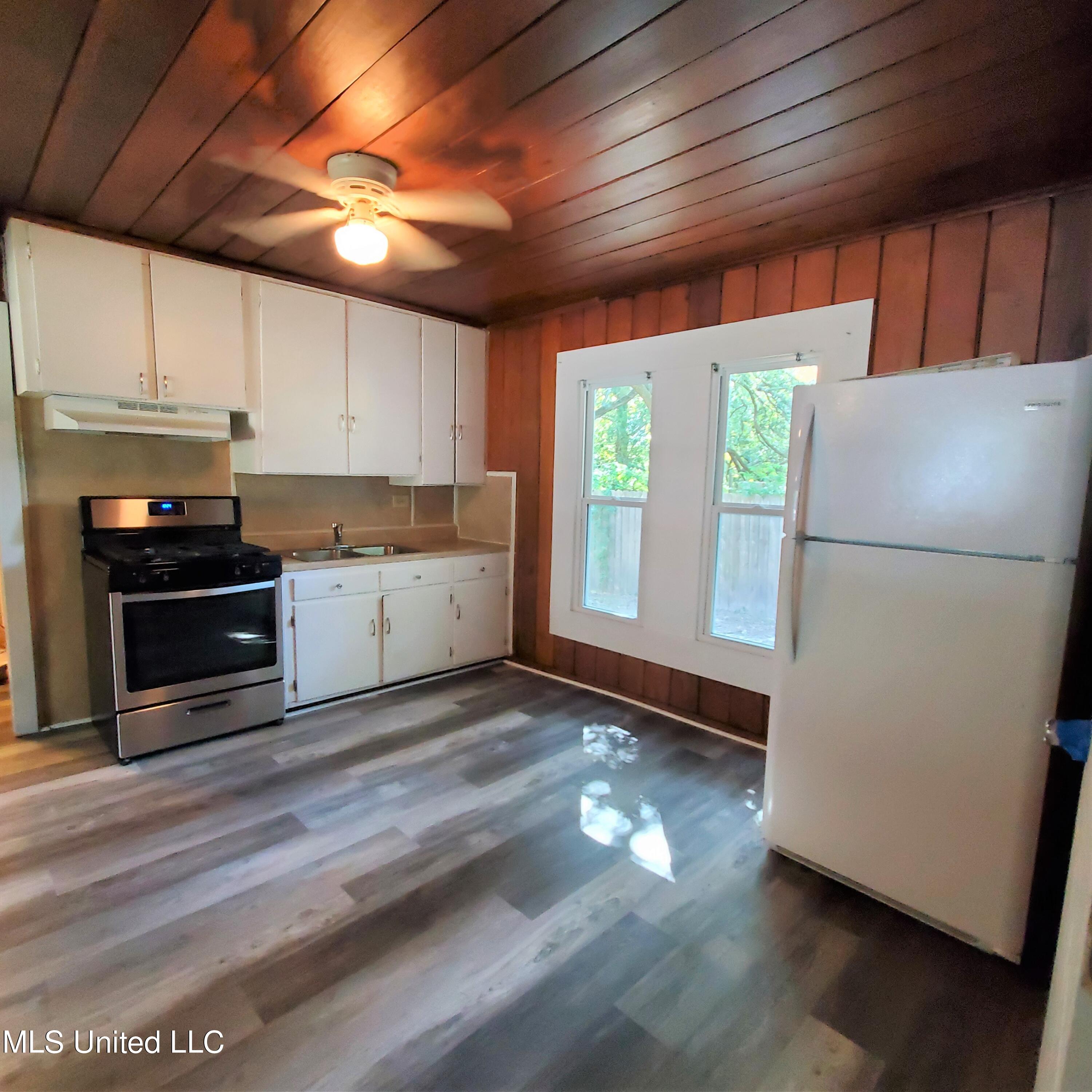 2217 32nd Street Property Photo 6