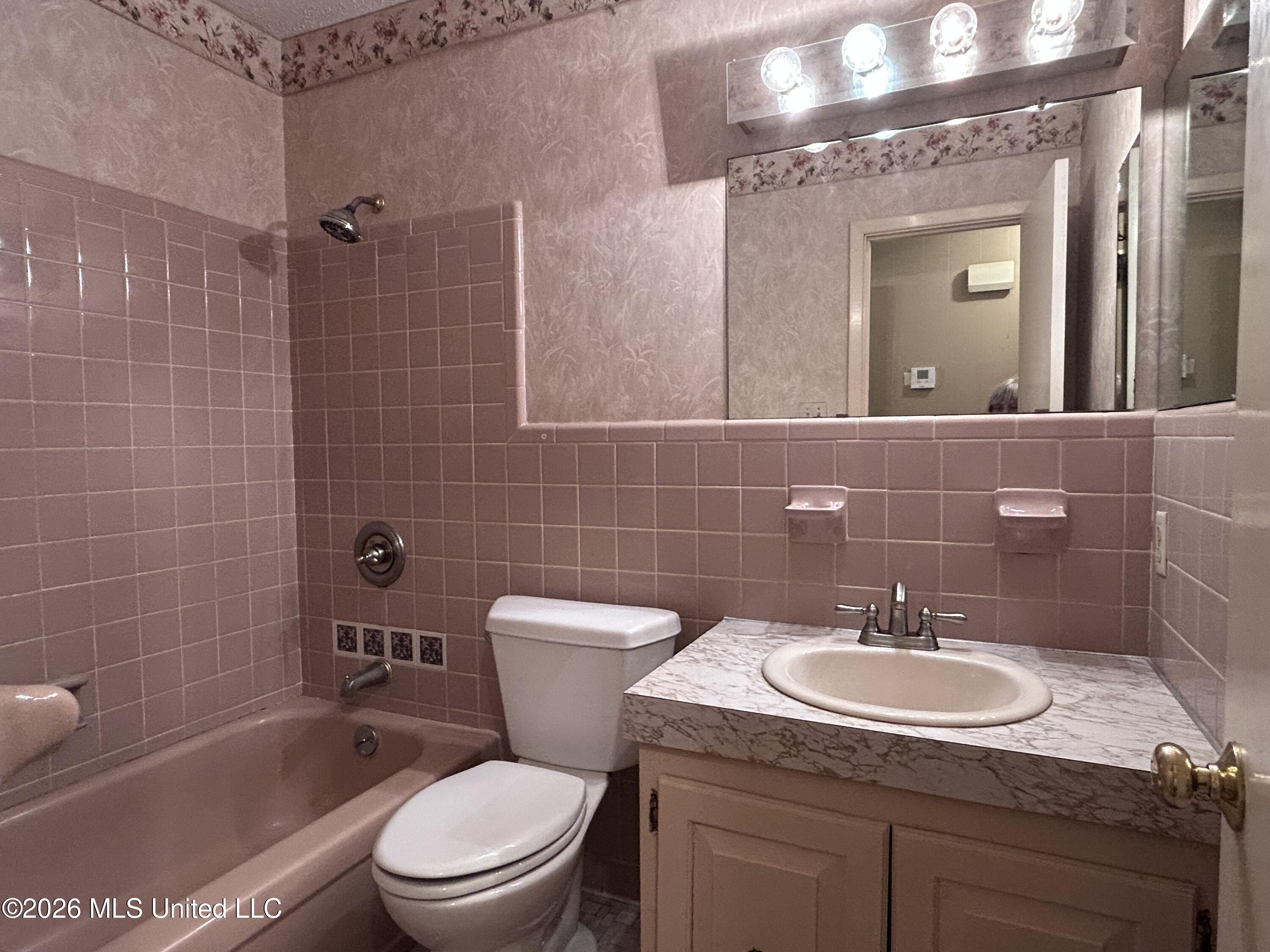 209 S Loftin Street Property Photo 6