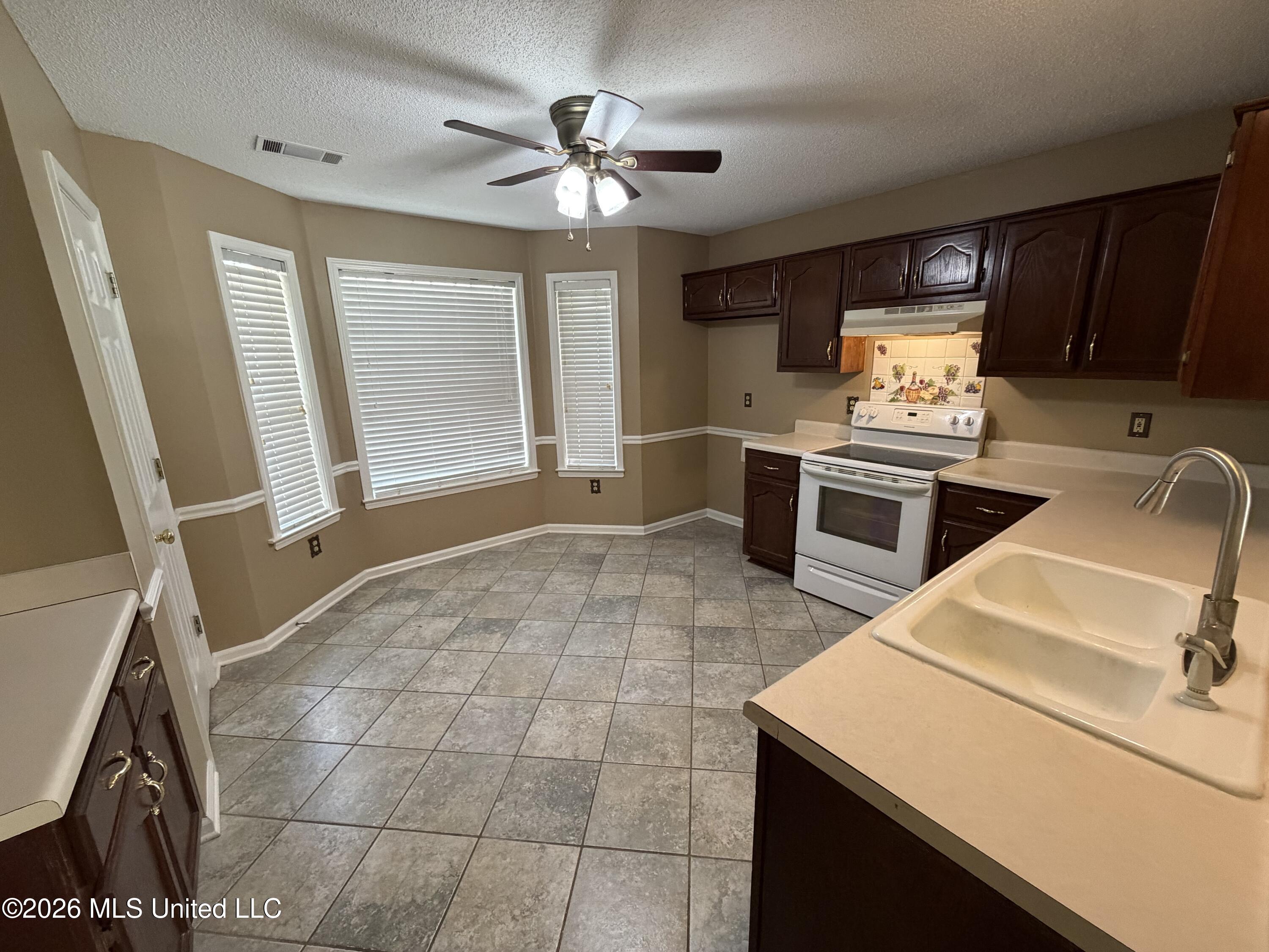 6177 Seminole Drive Property Photo 7