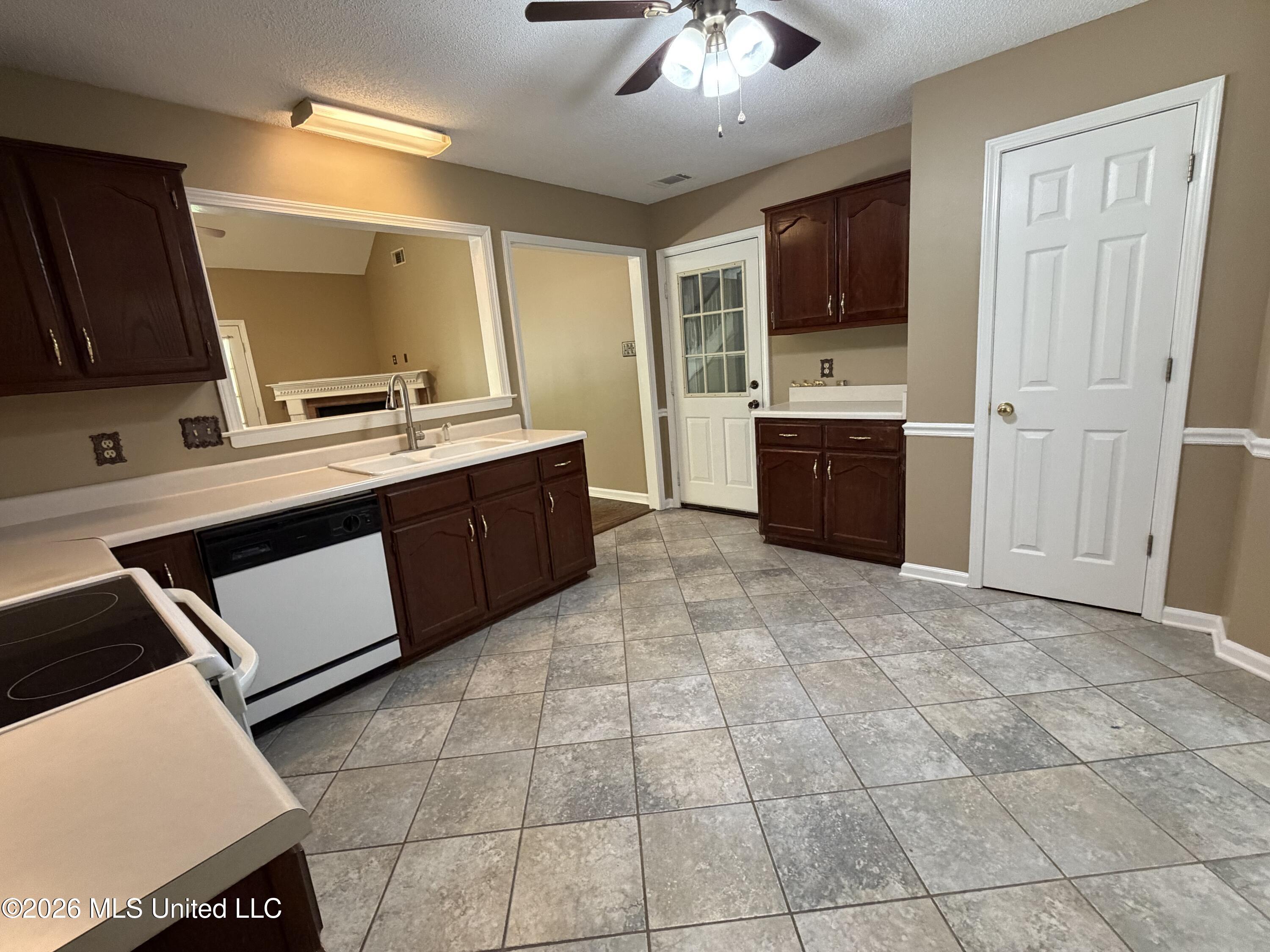 6177 Seminole Drive Property Photo 9