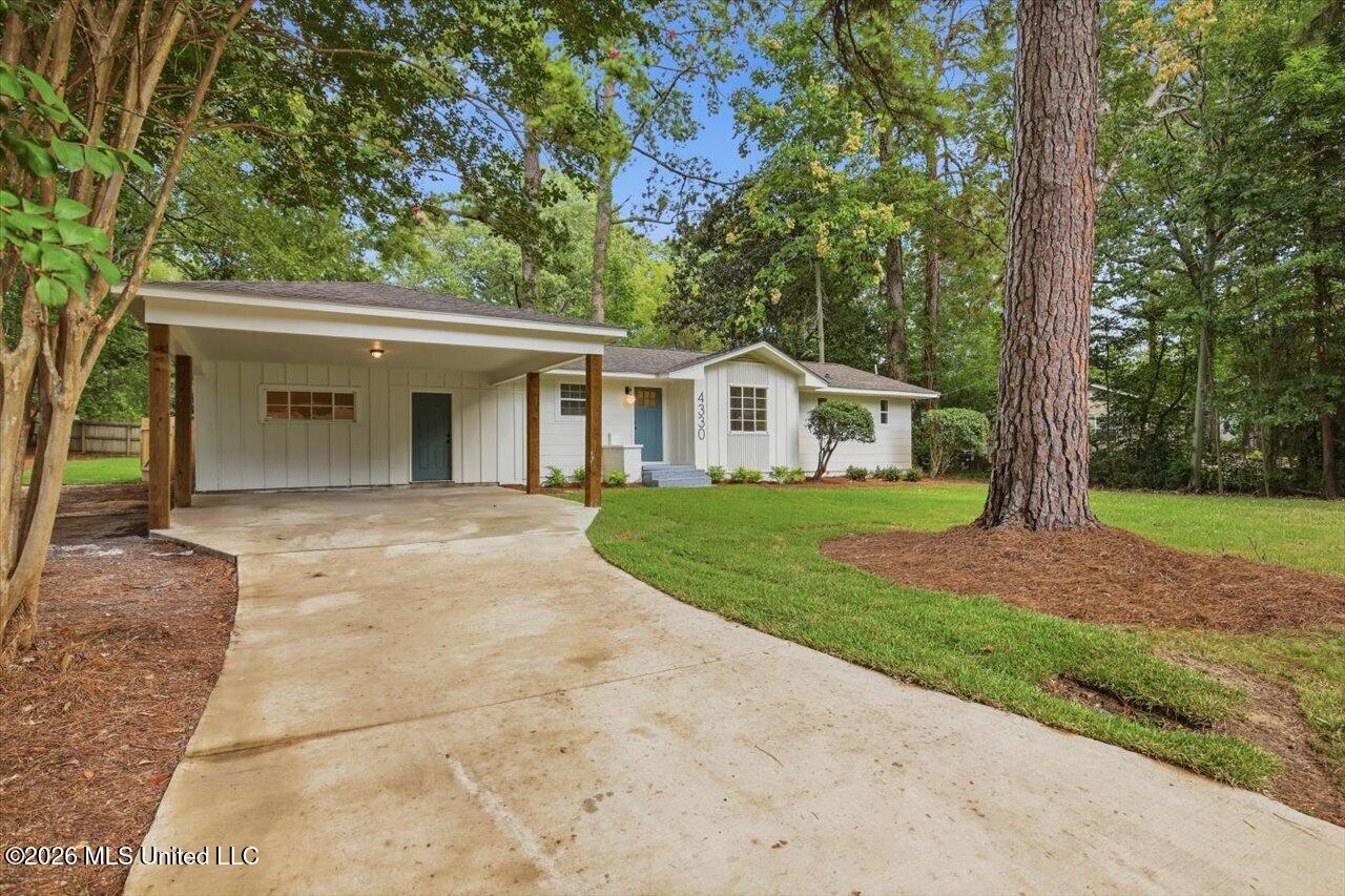 4330 Manhassett Drive Property Photo 4