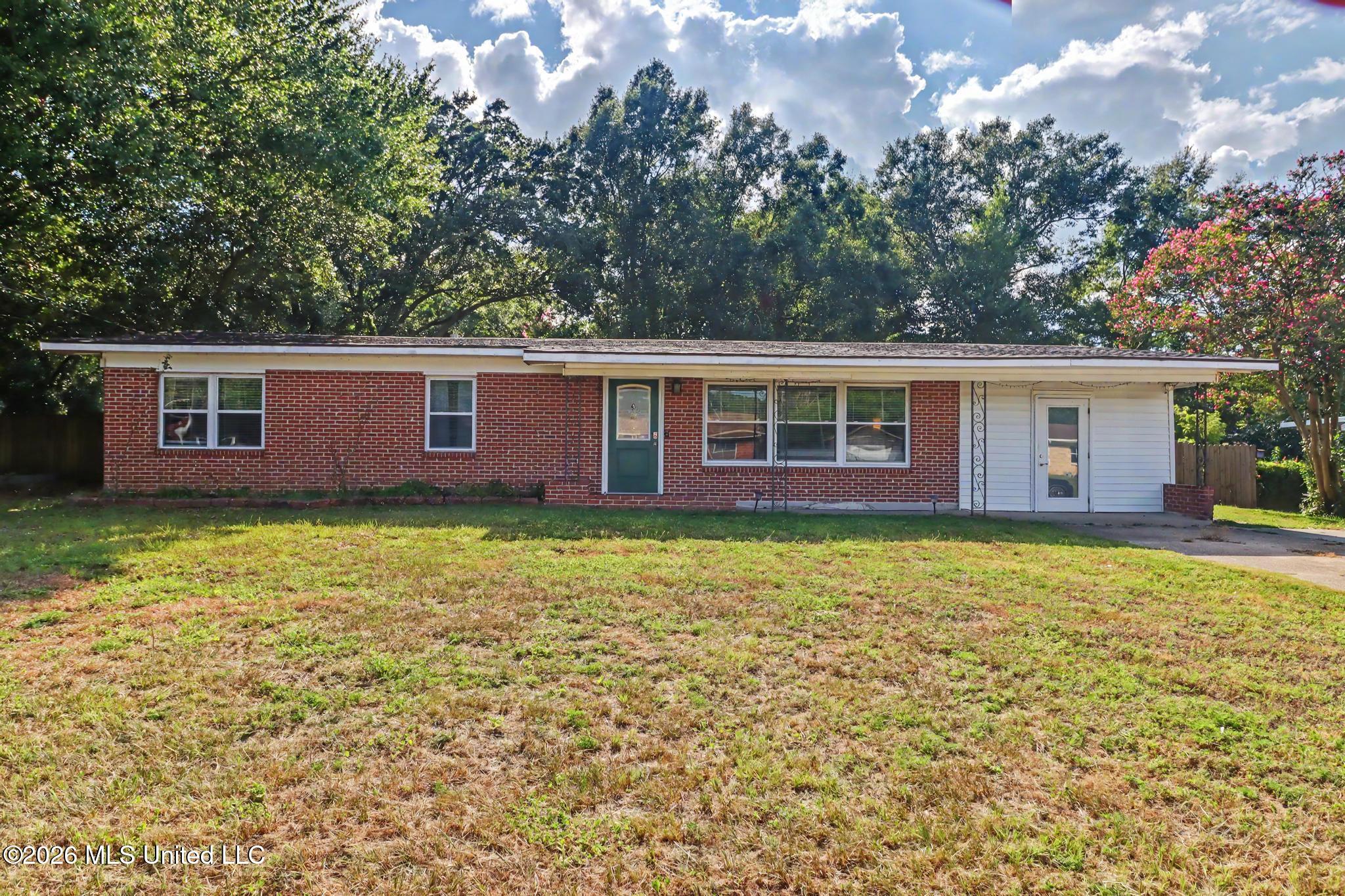 323 Rich Avenue Property Photo 1