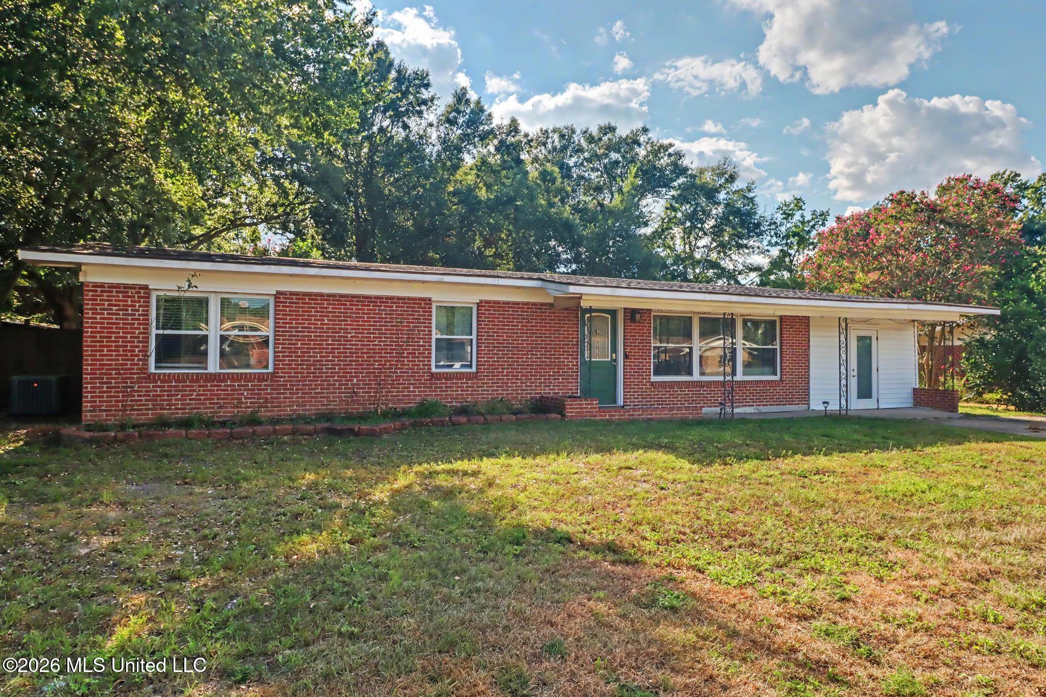 323 Rich Avenue Property Photo 2