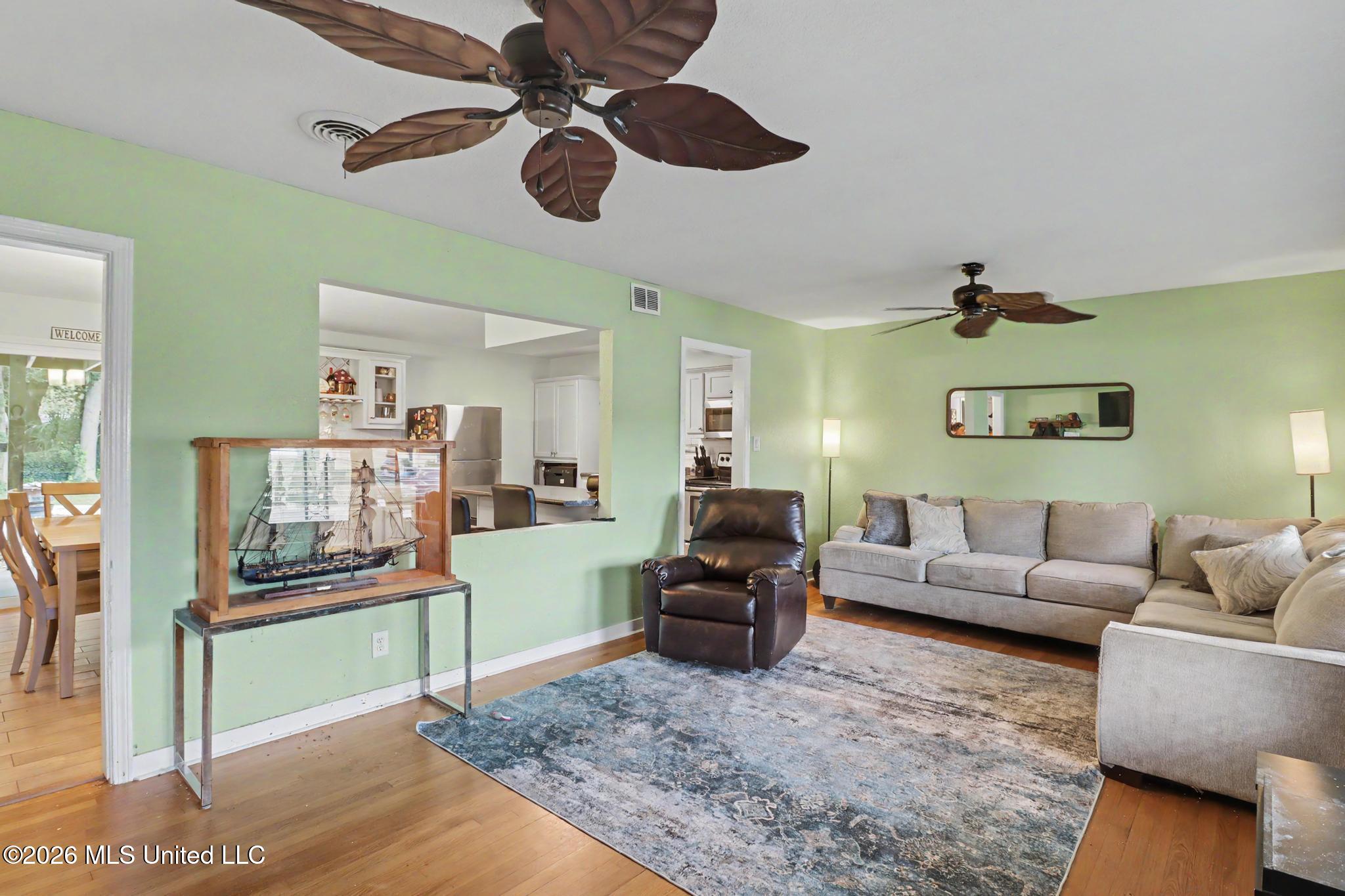 323 Rich Avenue Property Photo 4