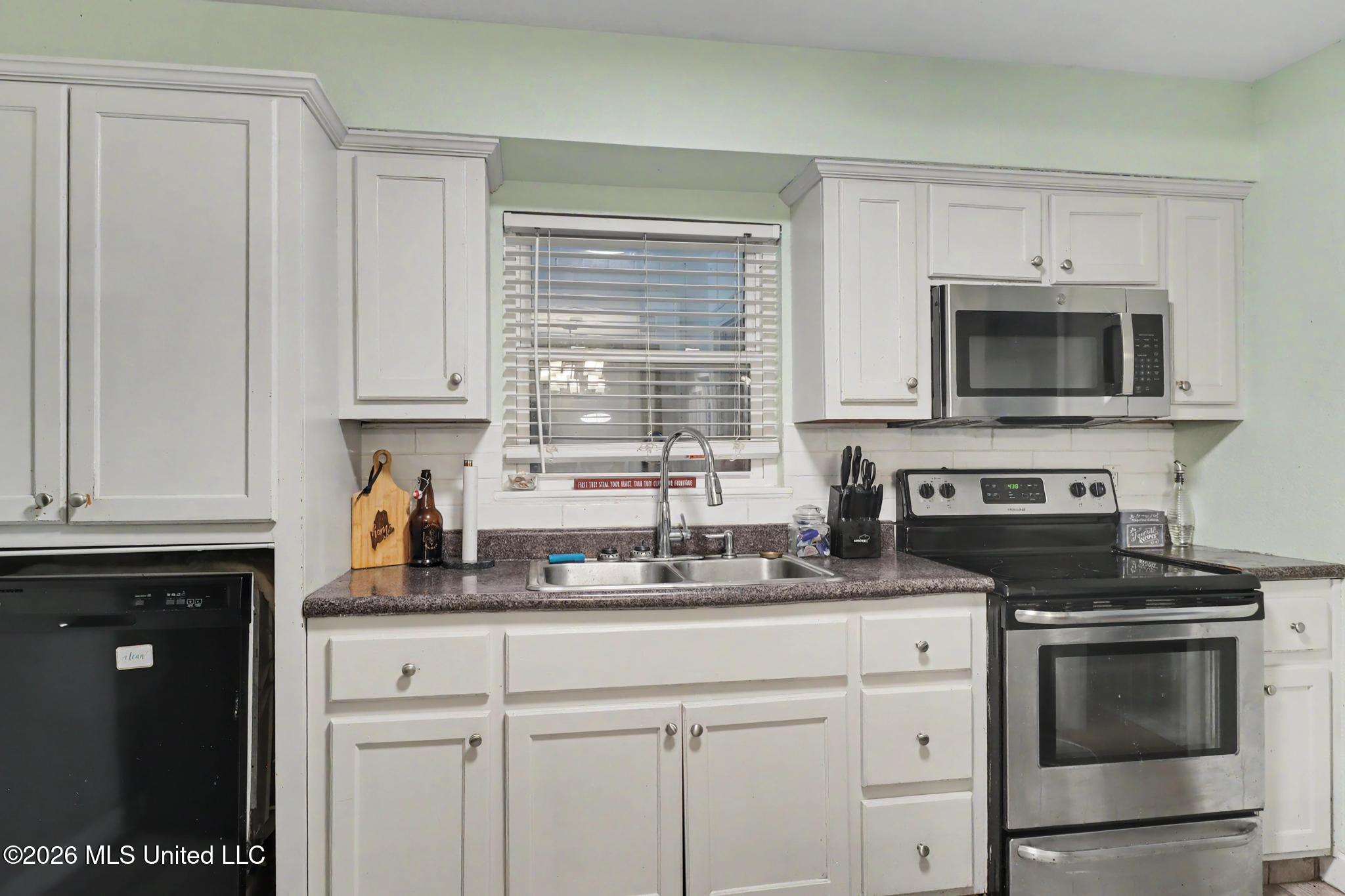 323 Rich Avenue Property Photo 5