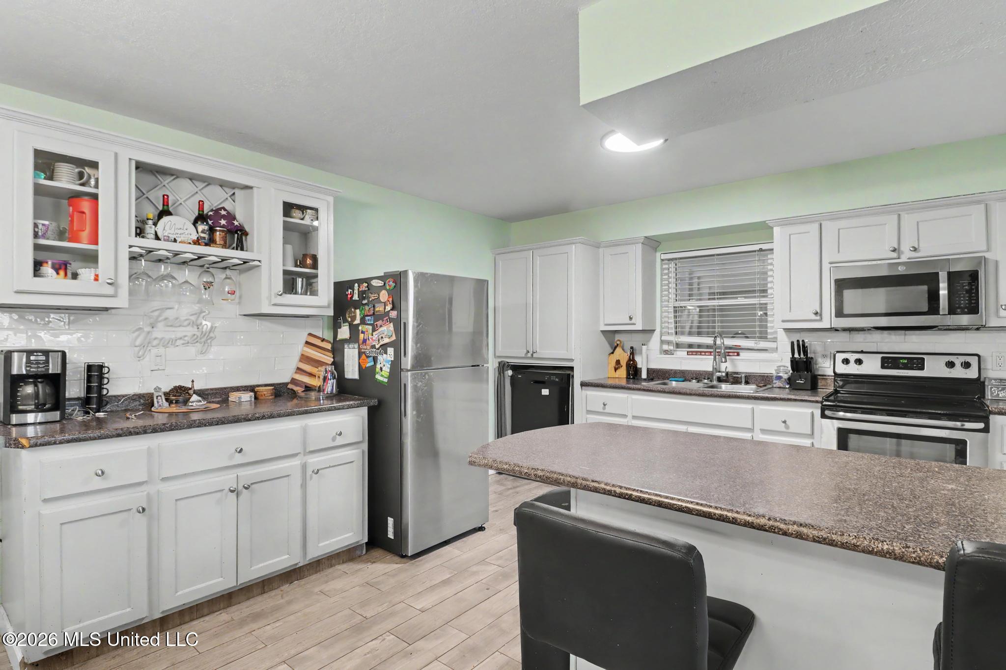 323 Rich Avenue Property Photo 6