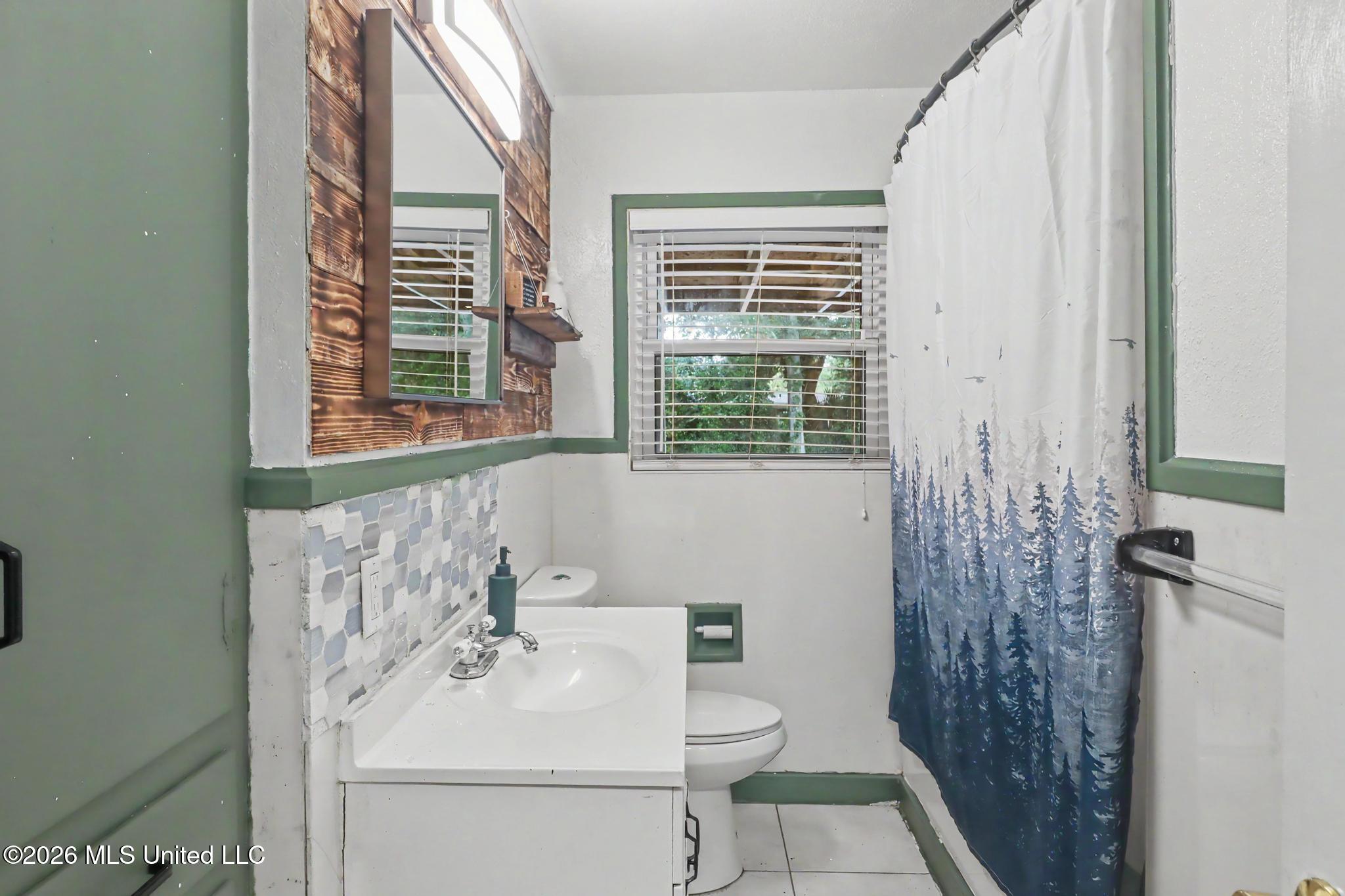 323 Rich Avenue Property Photo 9