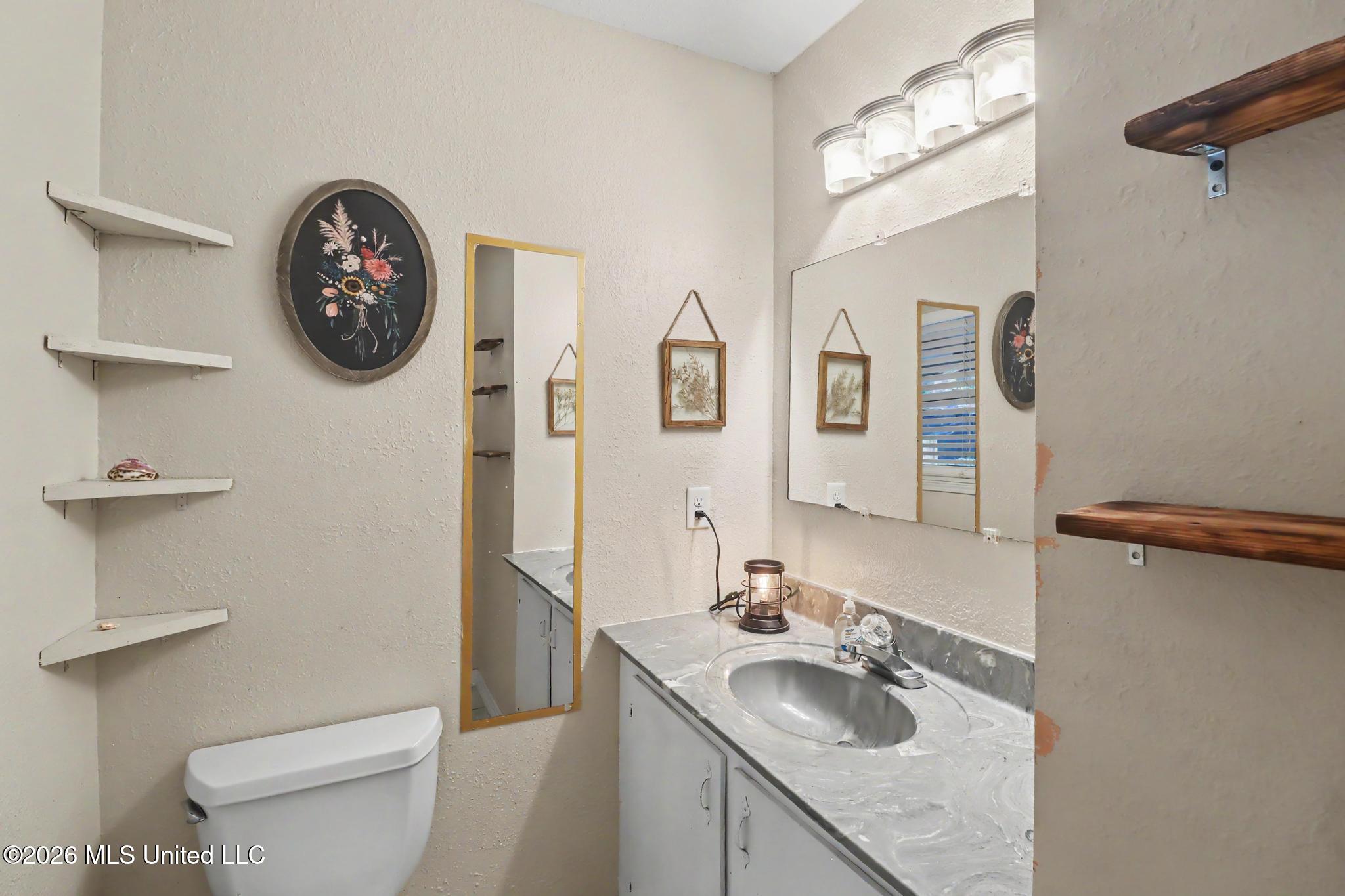 323 Rich Avenue Property Photo 12