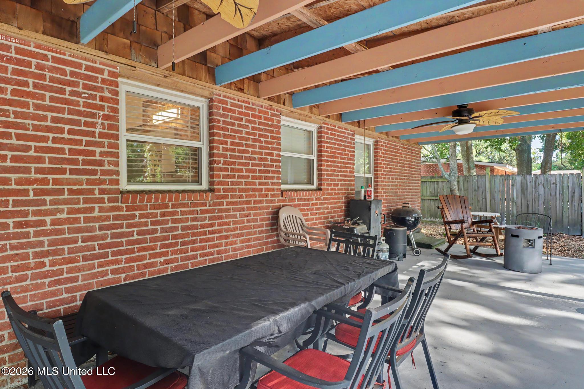 323 Rich Avenue Property Photo 14