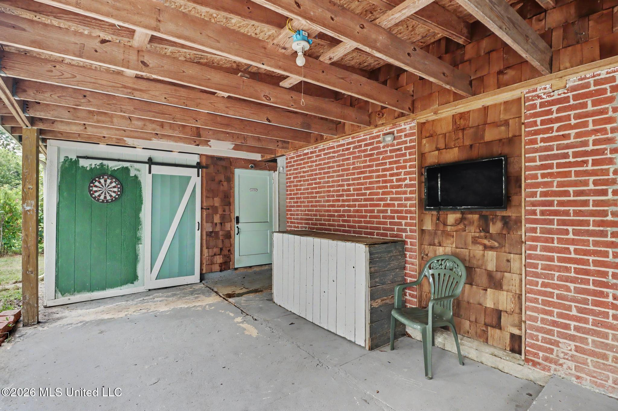 323 Rich Avenue Property Photo 15