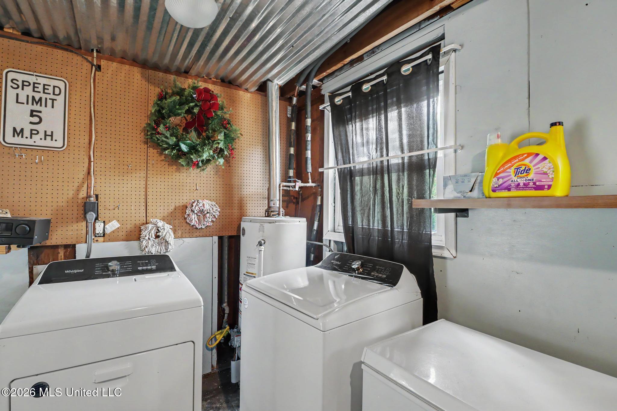 323 Rich Avenue Property Photo 16