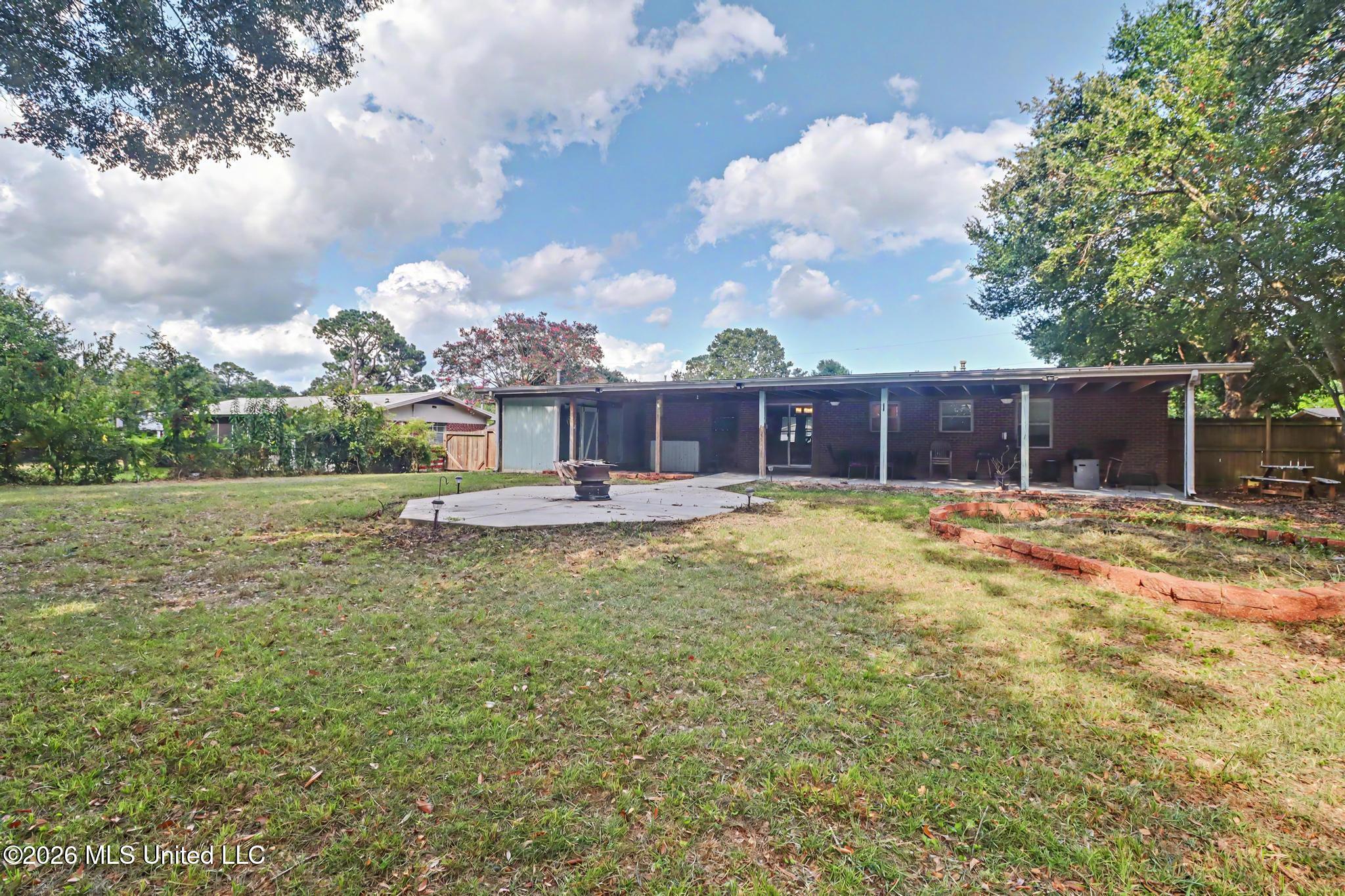 323 Rich Avenue Property Photo 18