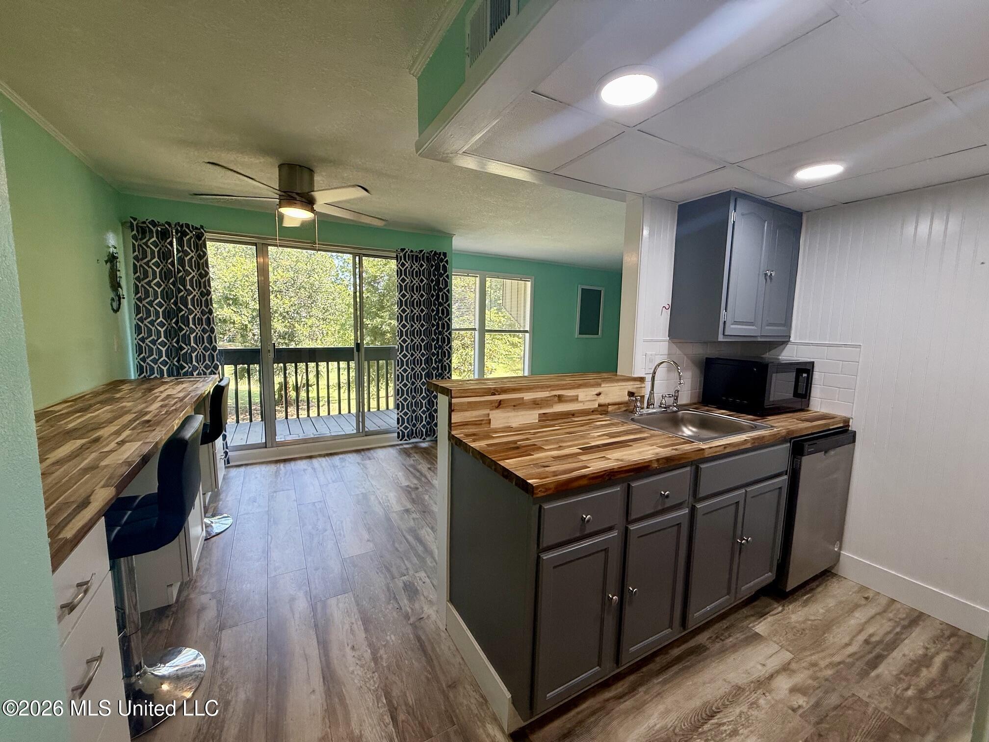 106 Lanai Village Property Photo 3