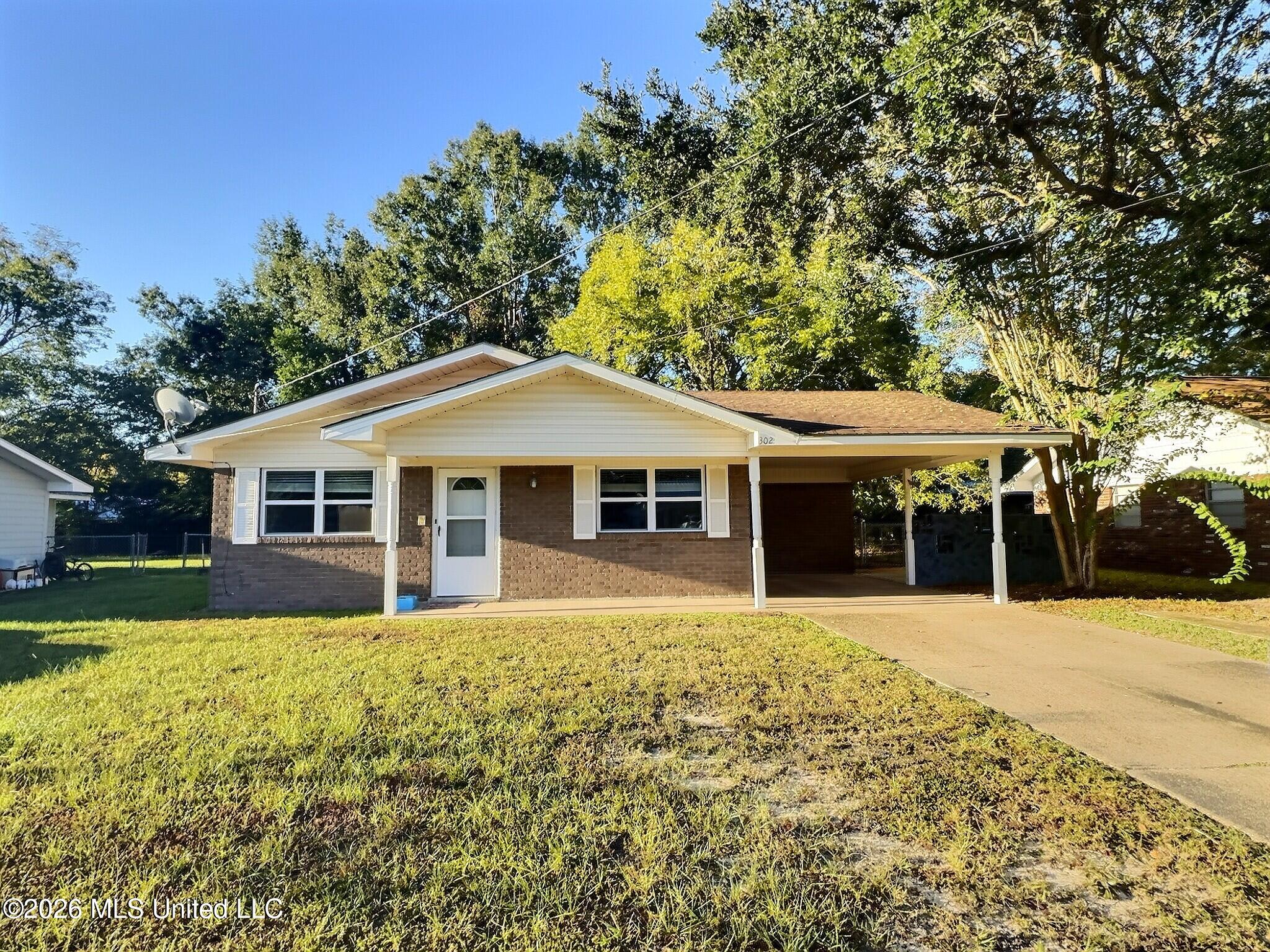302 Hunter Drive Property Photo 1