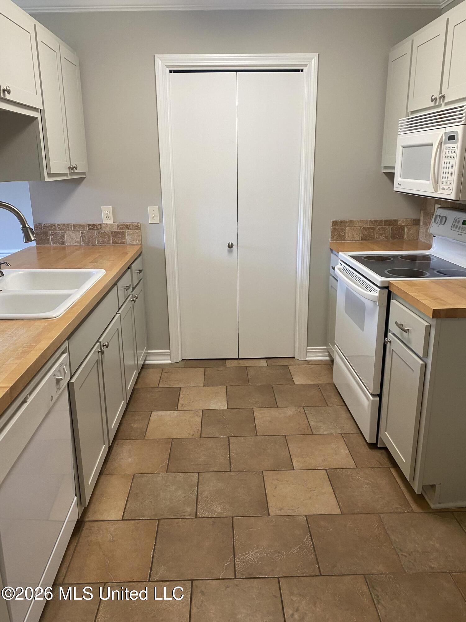 55 Woodlake Drive Property Photo 4