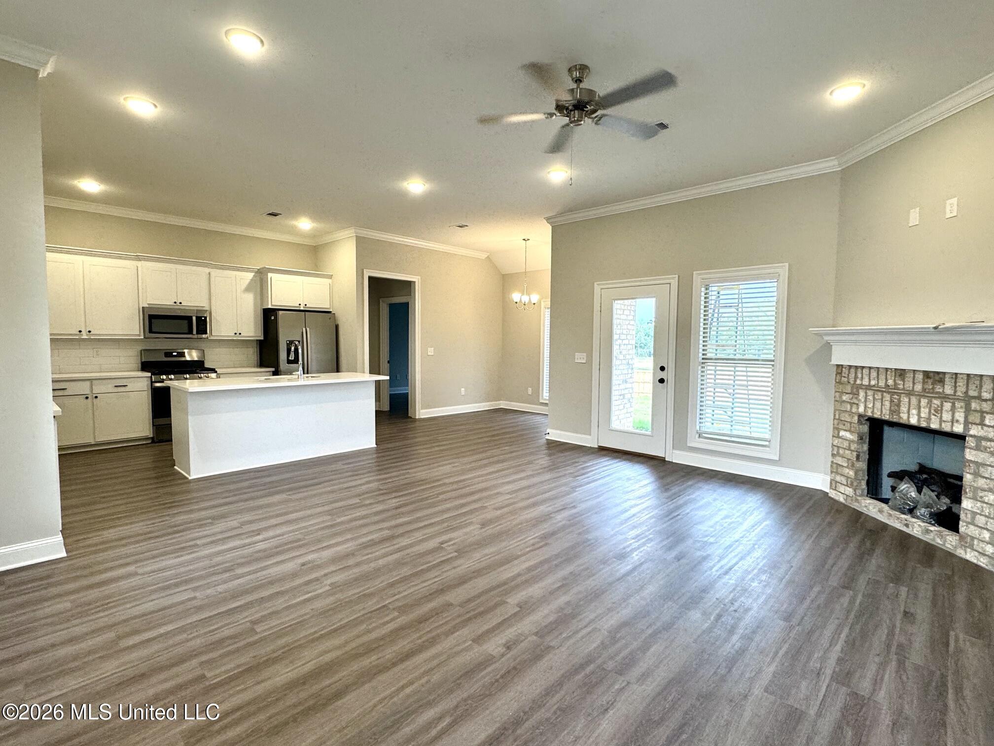 706 Kathleen Drive Way Property Photo 3