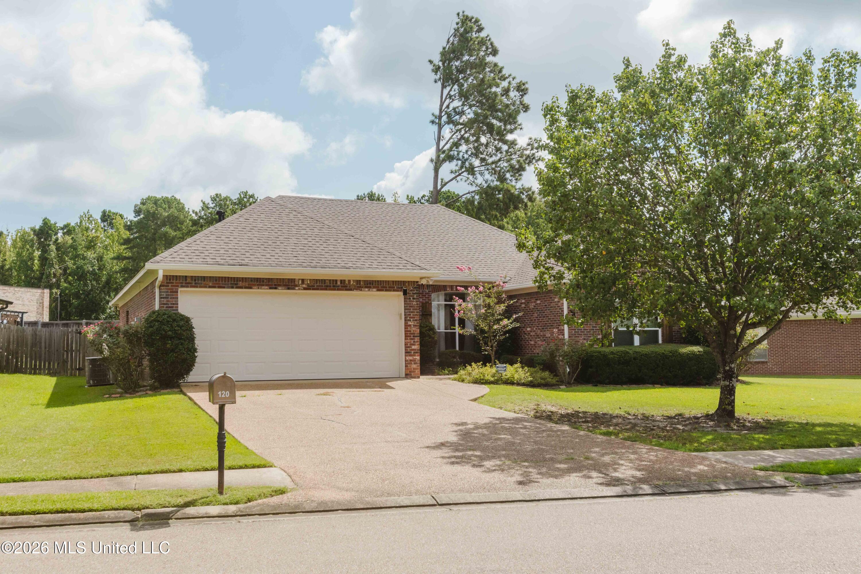 120 Susan Lane Property Photo 1