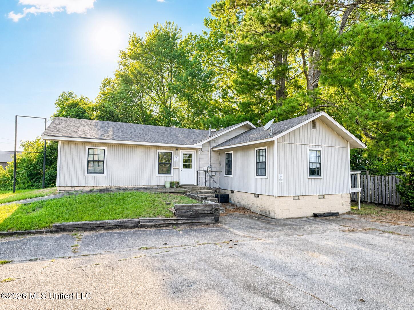 830 Lakeview Drive Property Photo 1