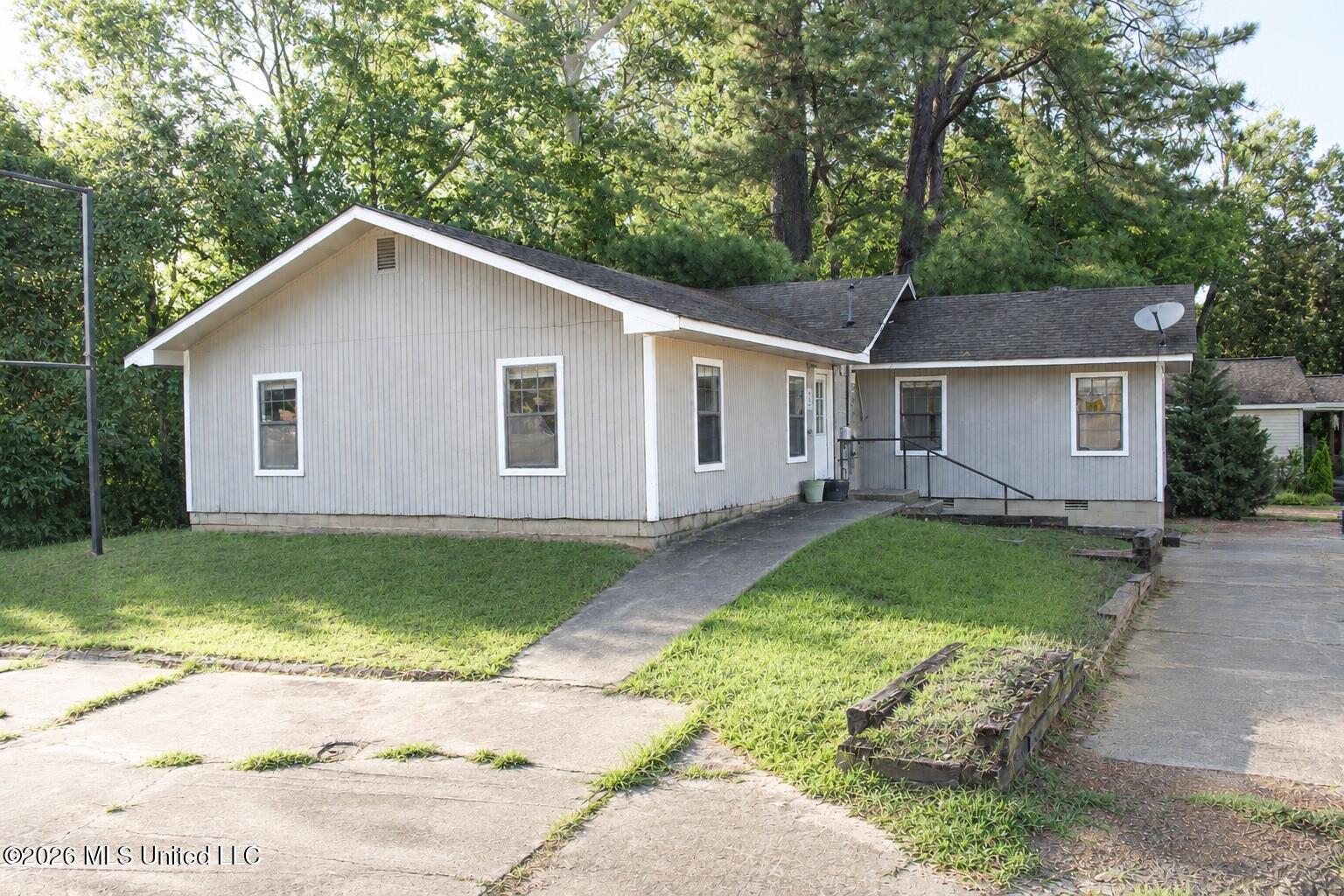 830 Lakeview Drive Property Photo 2