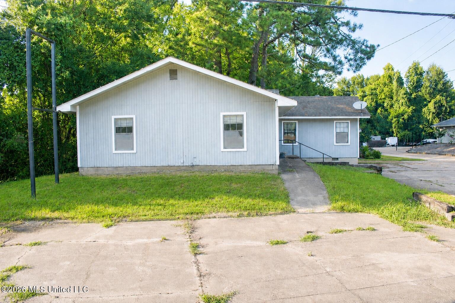 830 Lakeview Drive Property Photo 3