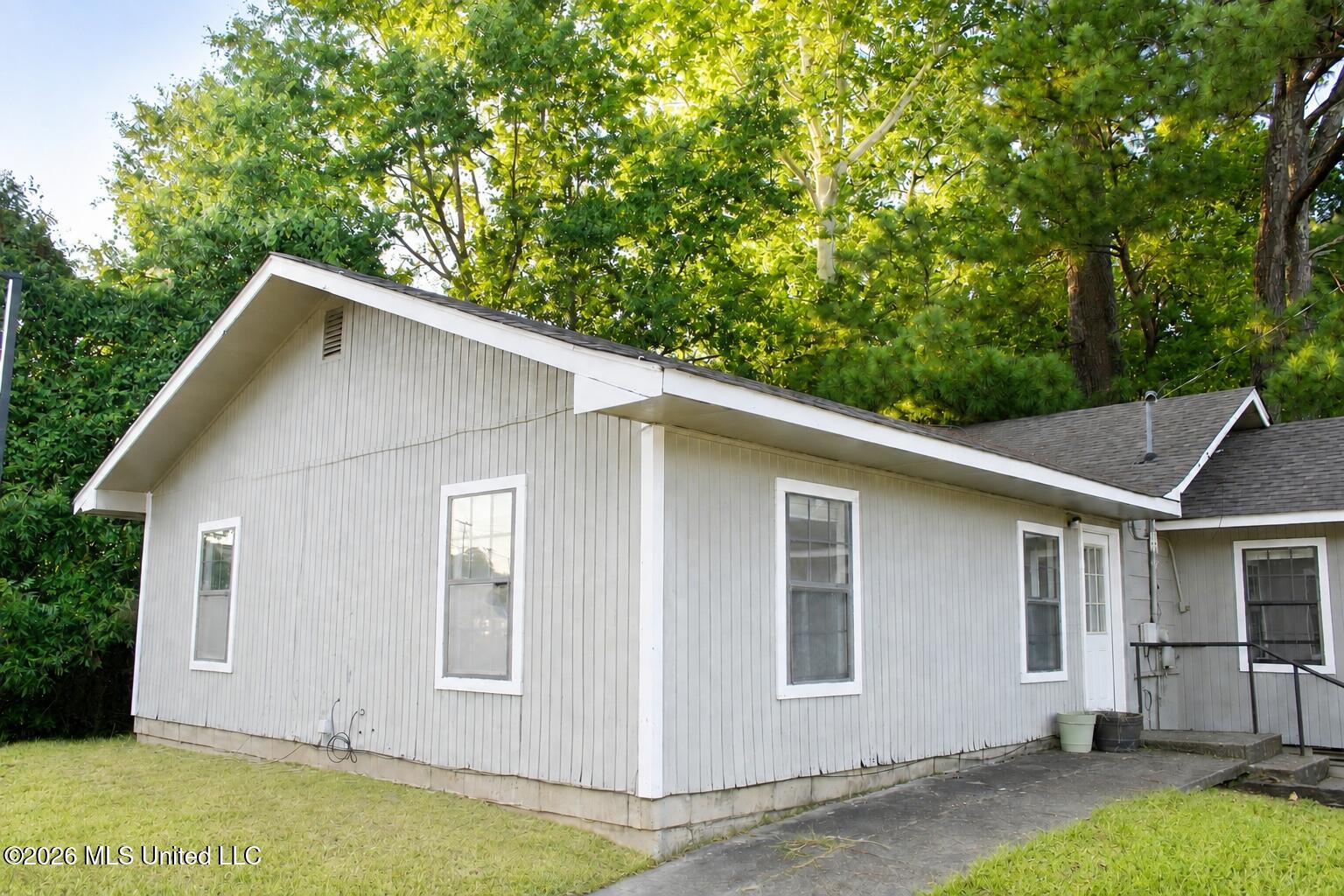 830 Lakeview Drive Property Photo 4