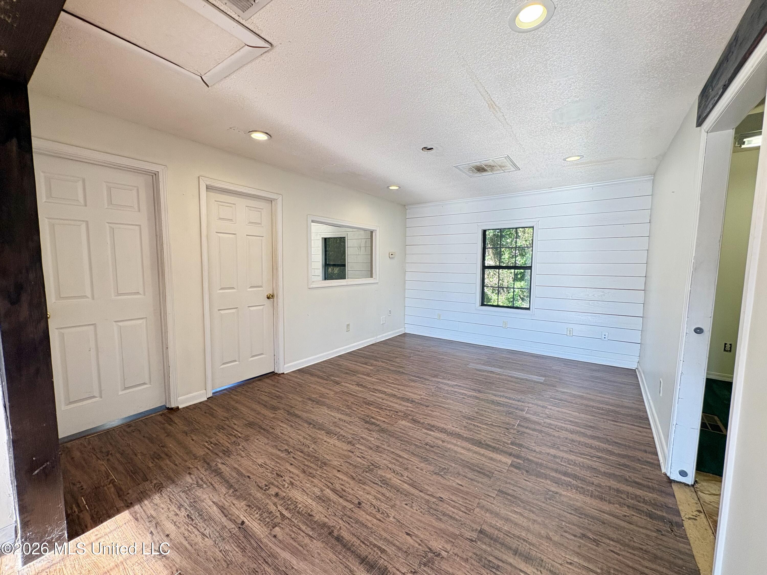 830 Lakeview Drive Property Photo 6