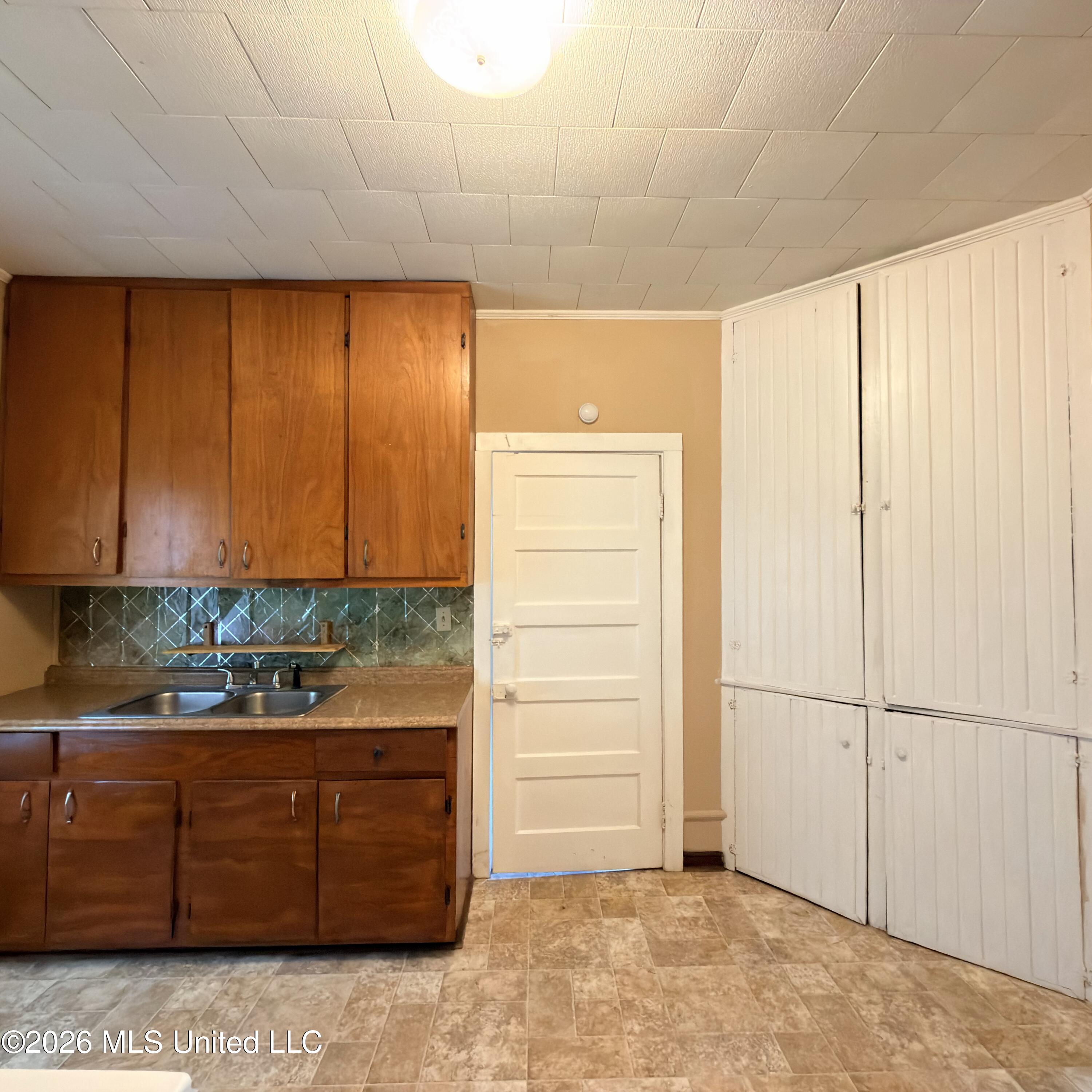 406 S Washington Street Property Photo 13