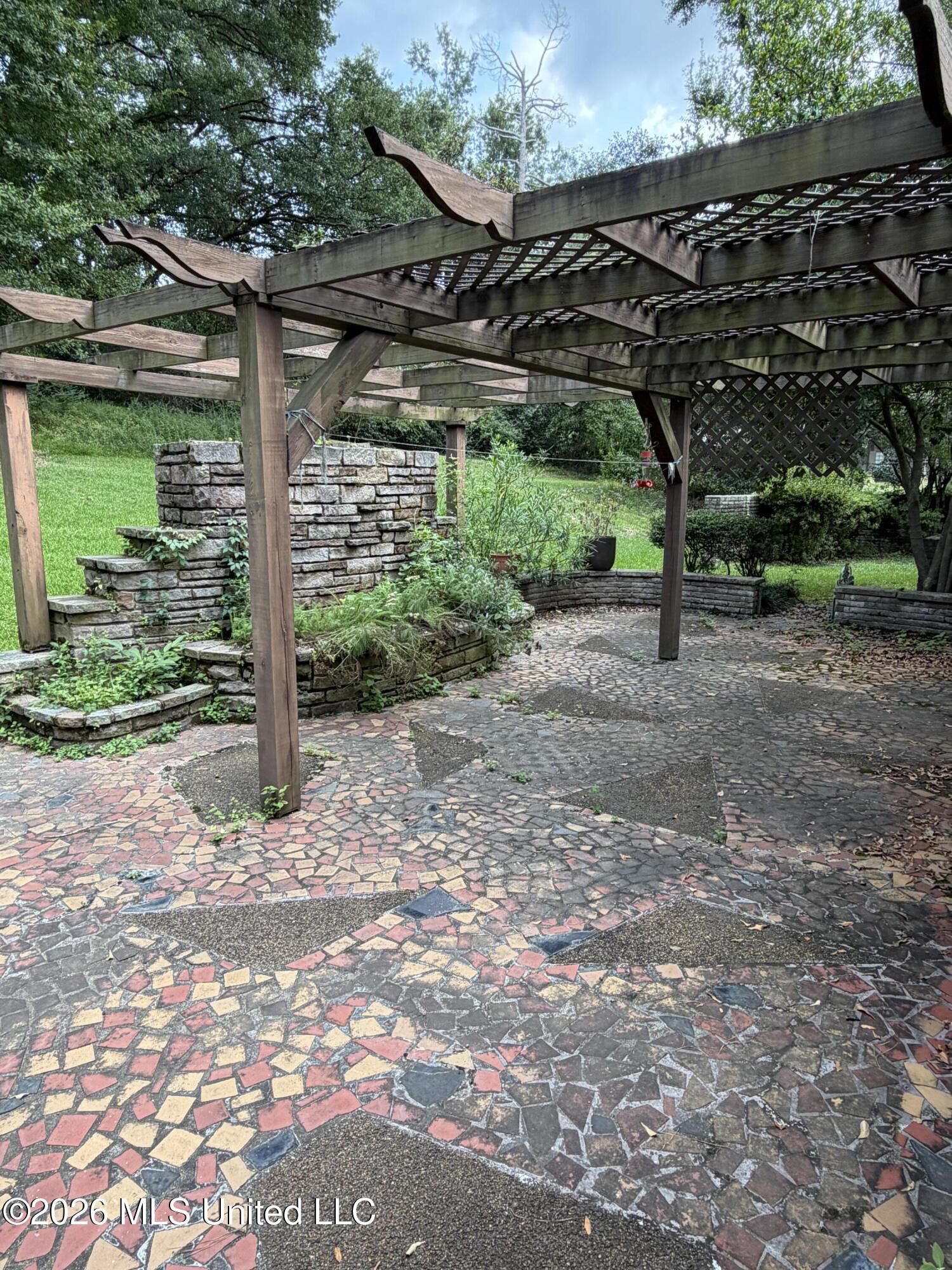 806 Crestview Drive Property Photo 3