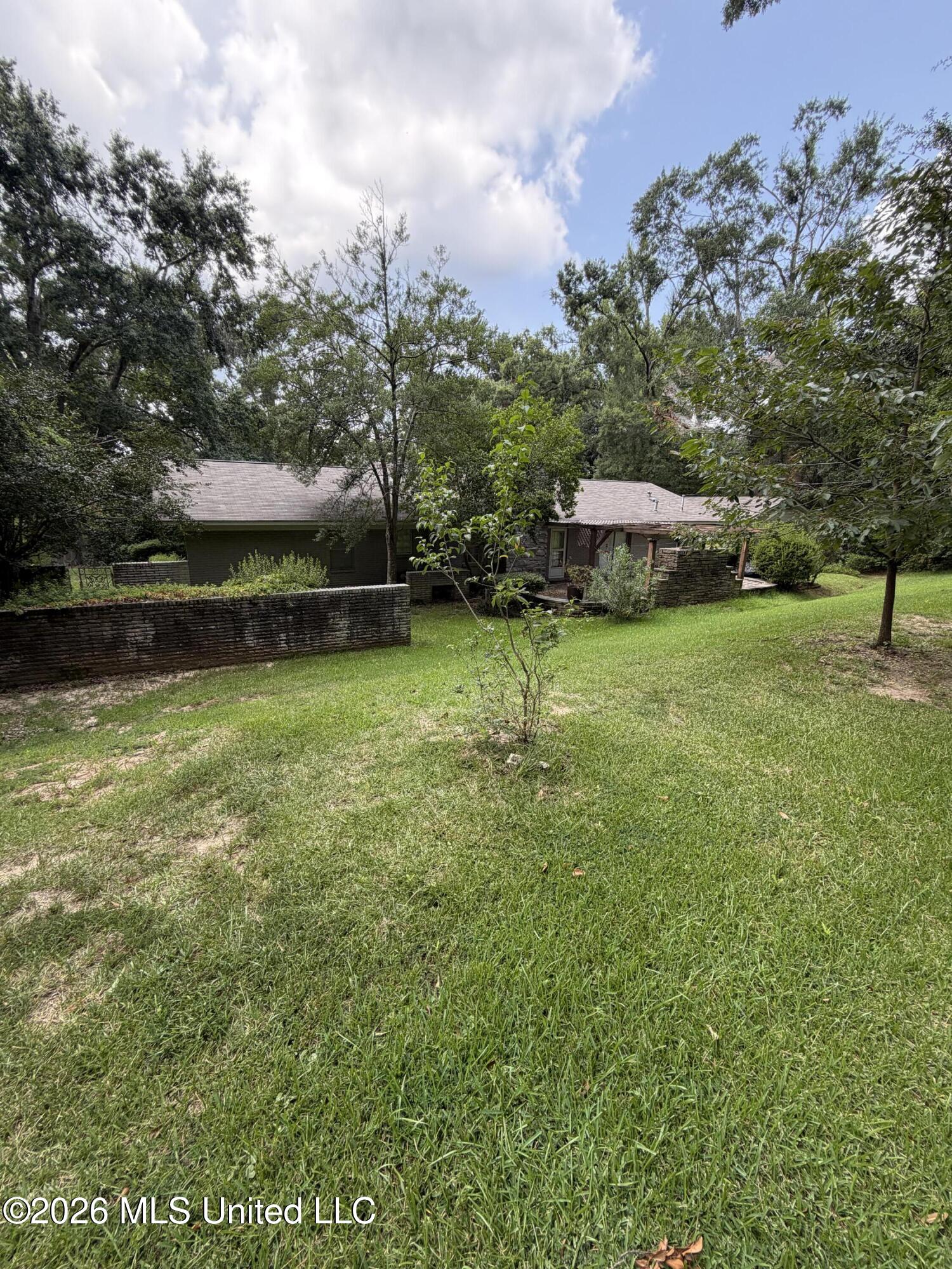 806 Crestview Drive Property Photo 4