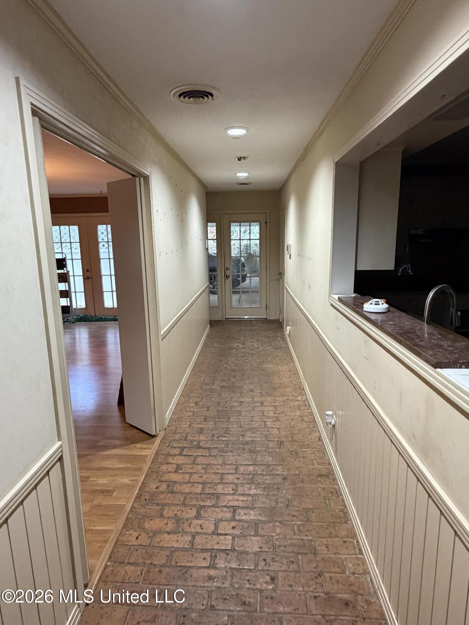 806 Crestview Drive Property Photo 6
