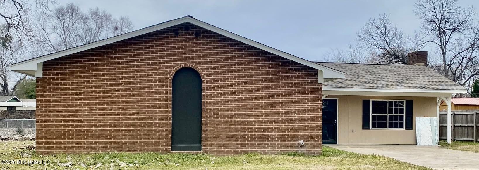 1736 S Pear Lane Property Photo 1