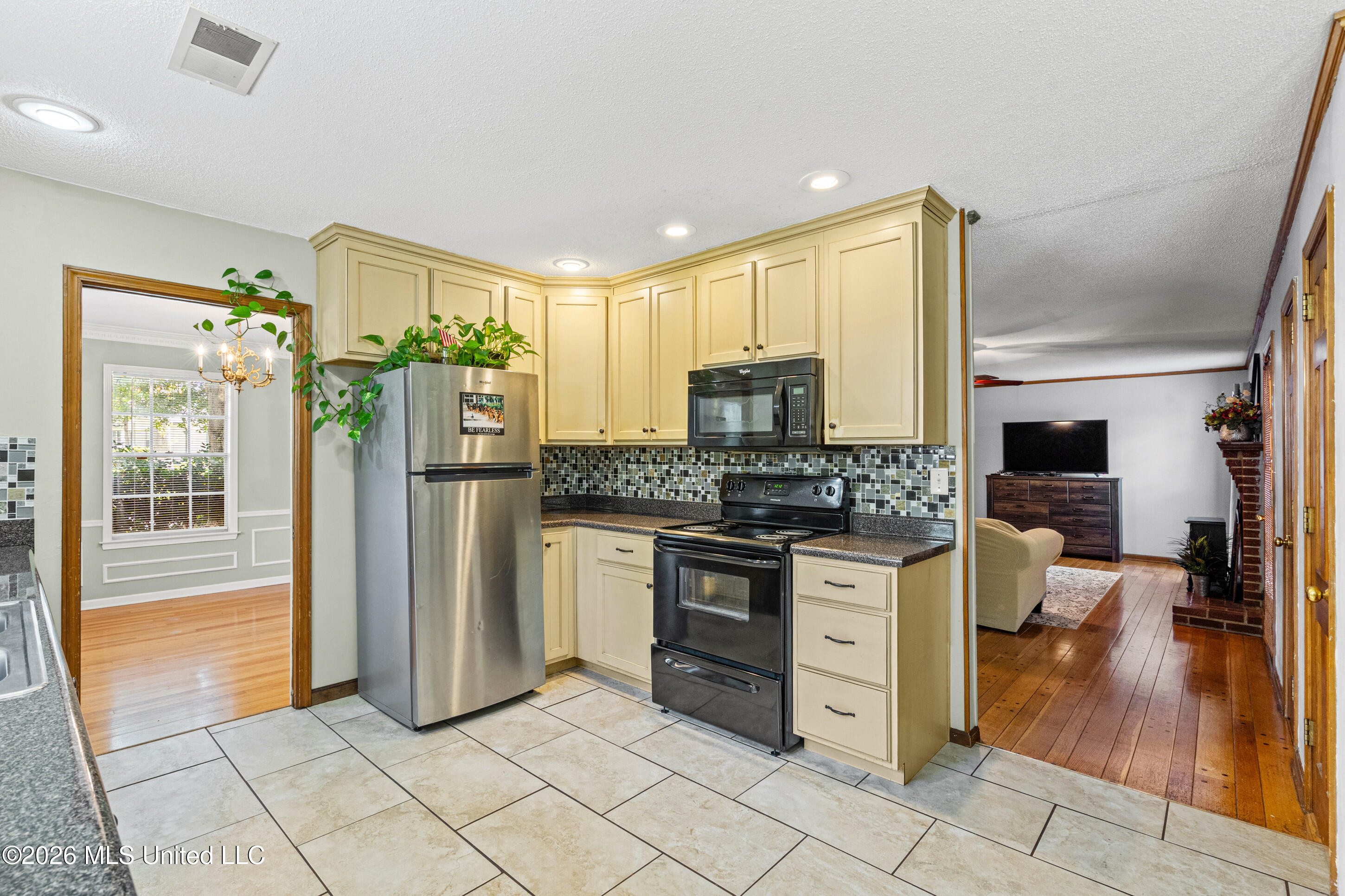 8619 Chesterfield Drive Property Photo 4