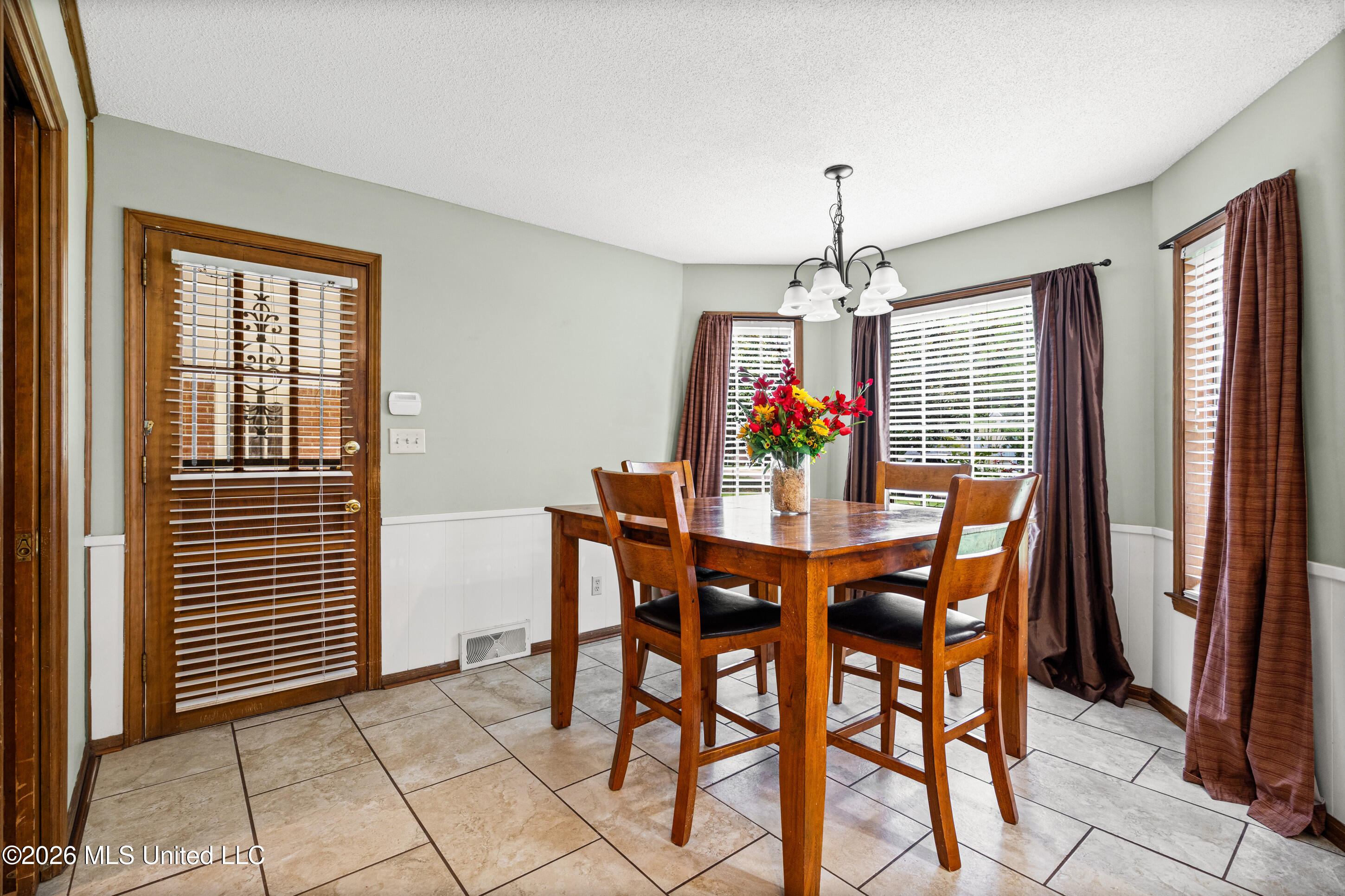 8619 Chesterfield Drive Property Photo 6