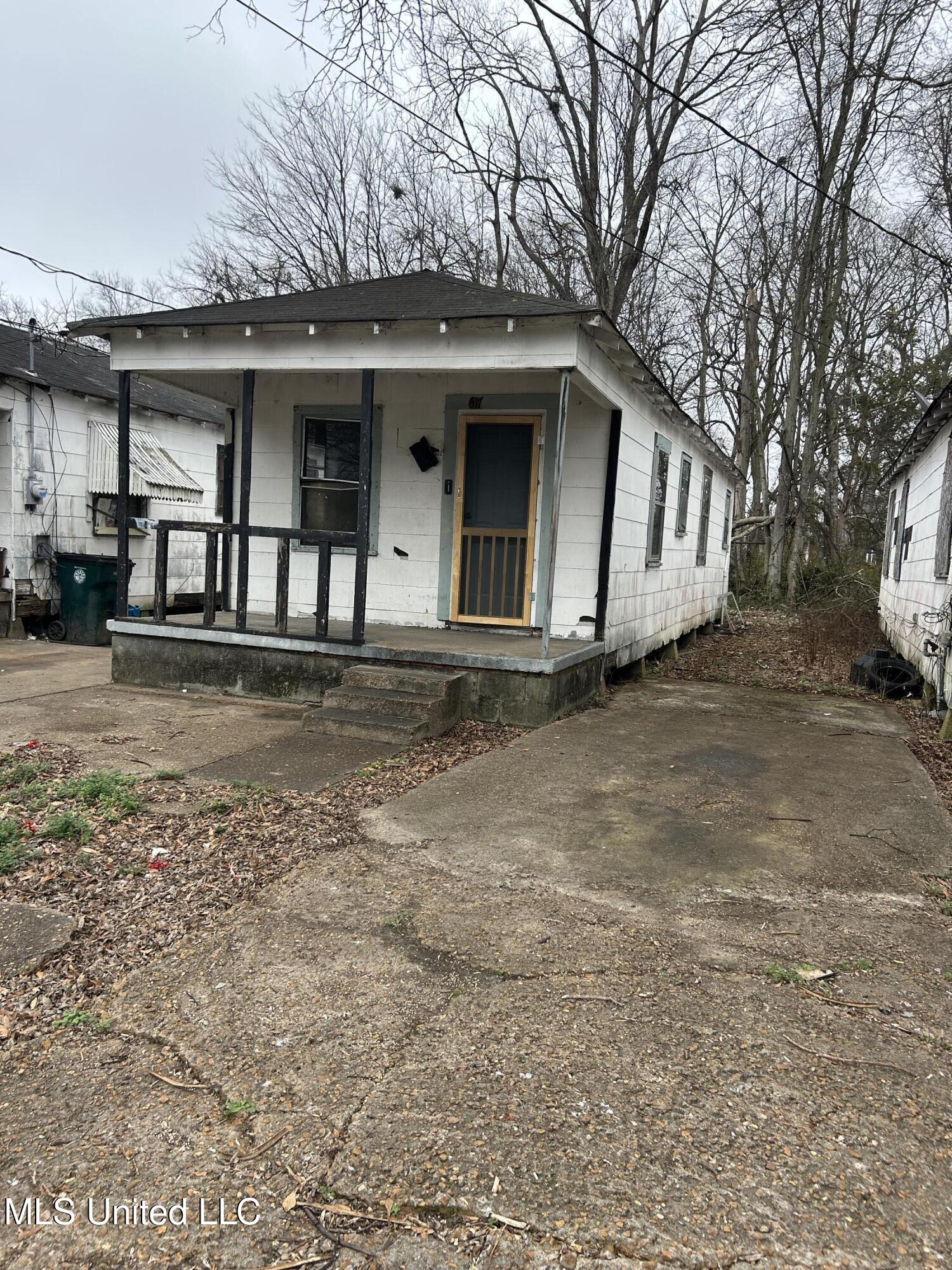 617 Ave L Property Photo 1