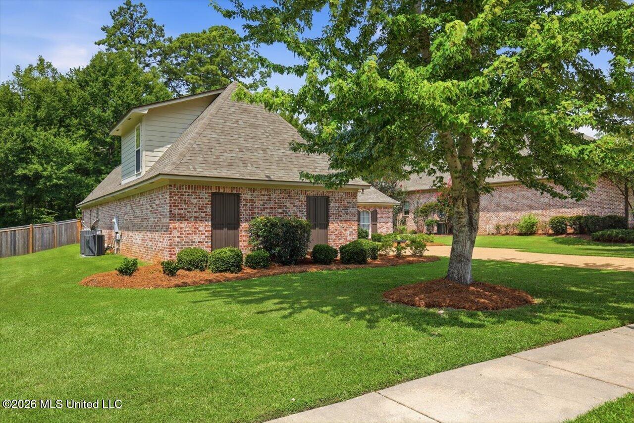 308 Creston Cove Property Photo 3
