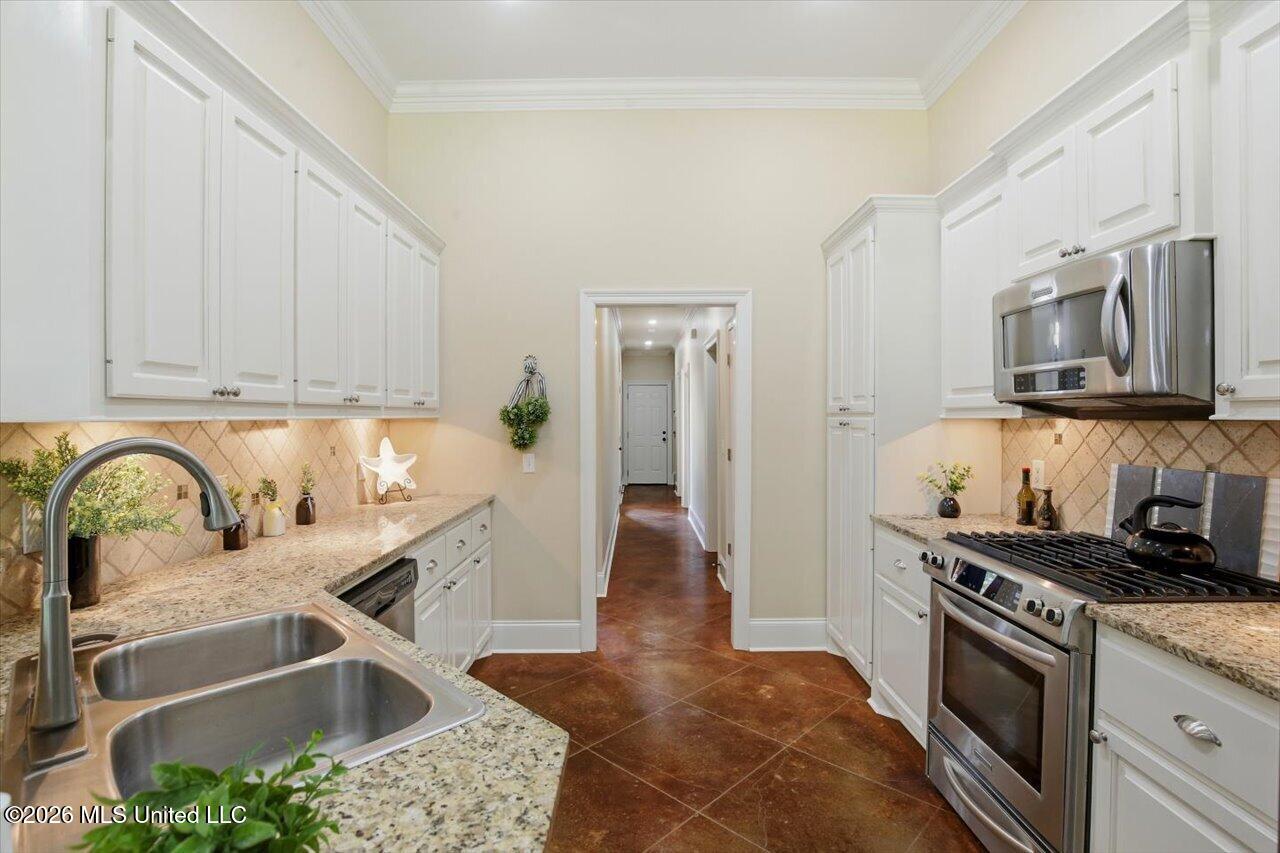 308 Creston Cove Property Photo 15