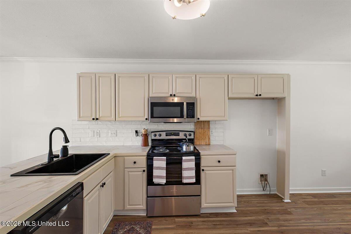 156 Dakota Street Property Photo 6