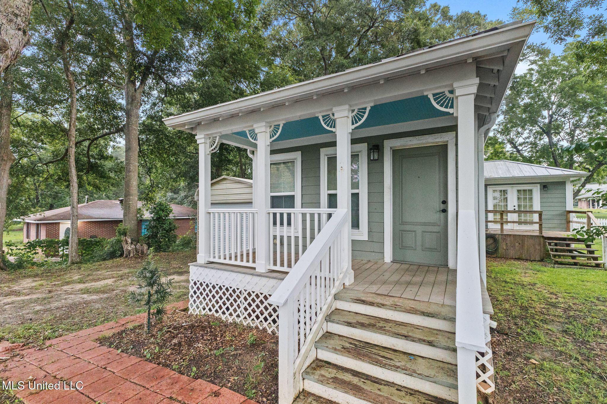 533 E College Avenue Property Photo 1