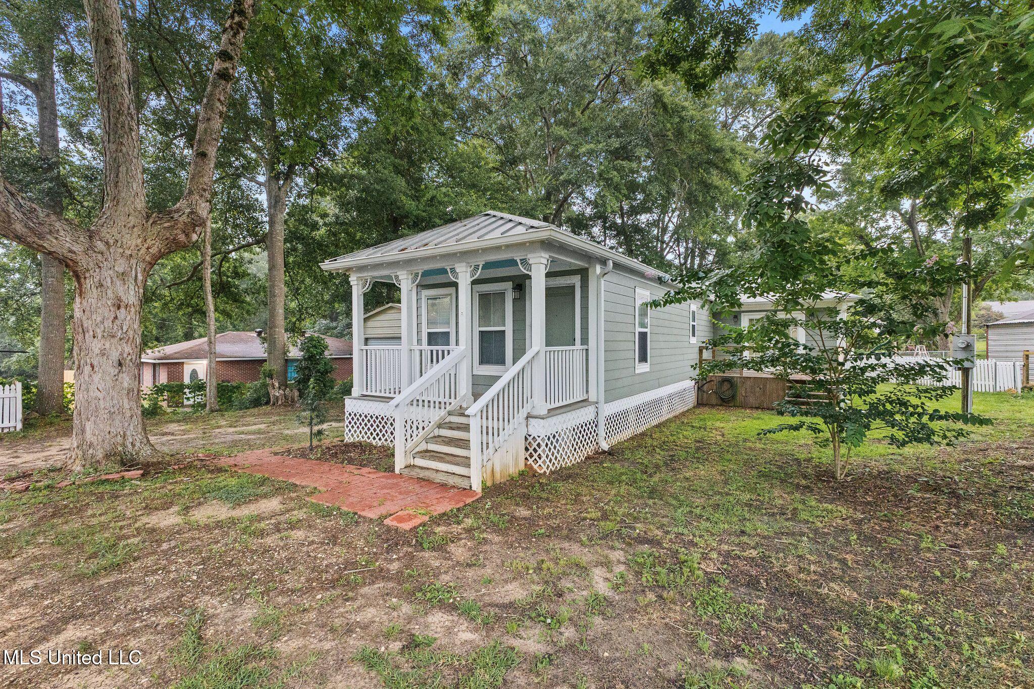 533 E College Avenue Property Photo 3