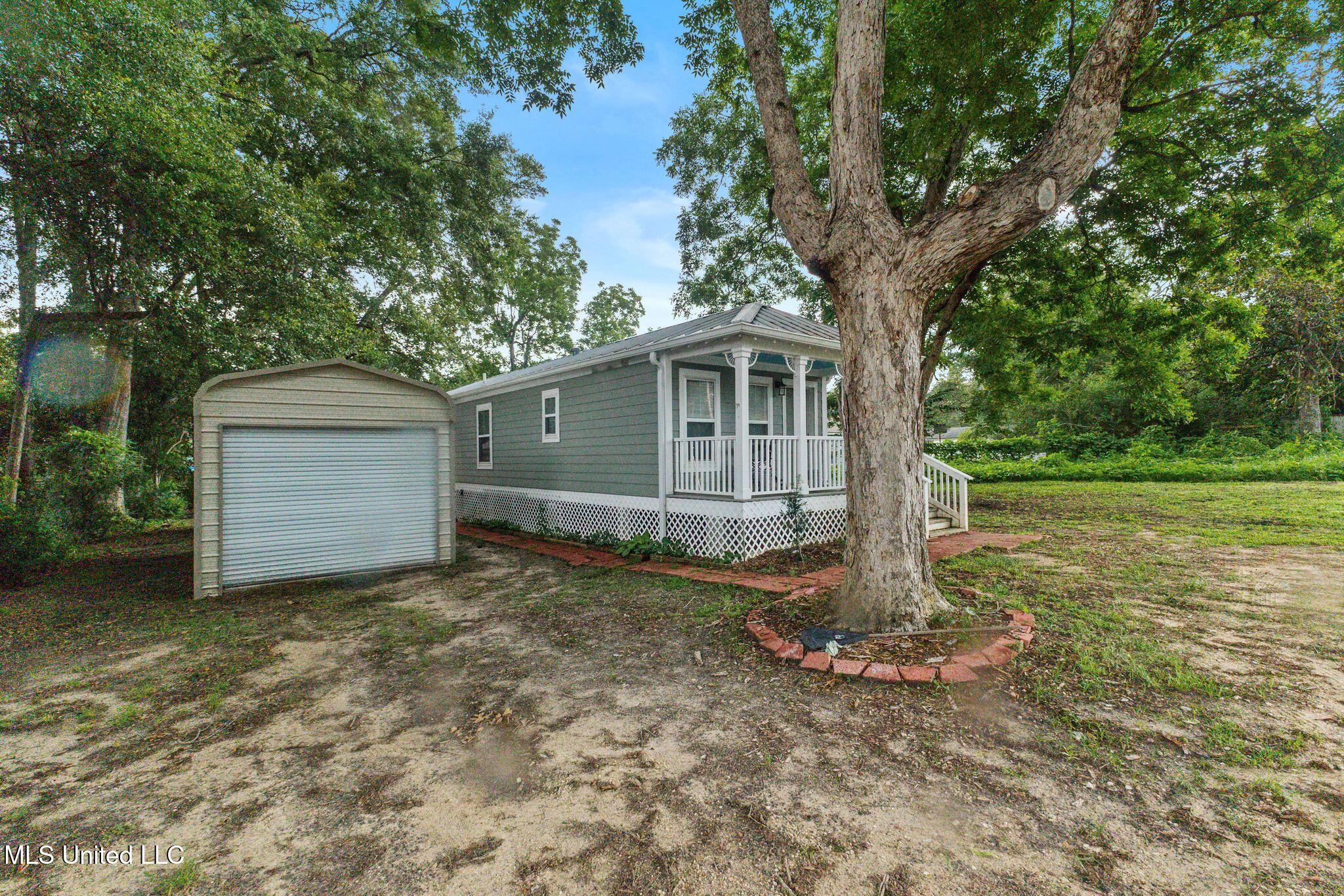 533 E College Avenue Property Photo 4